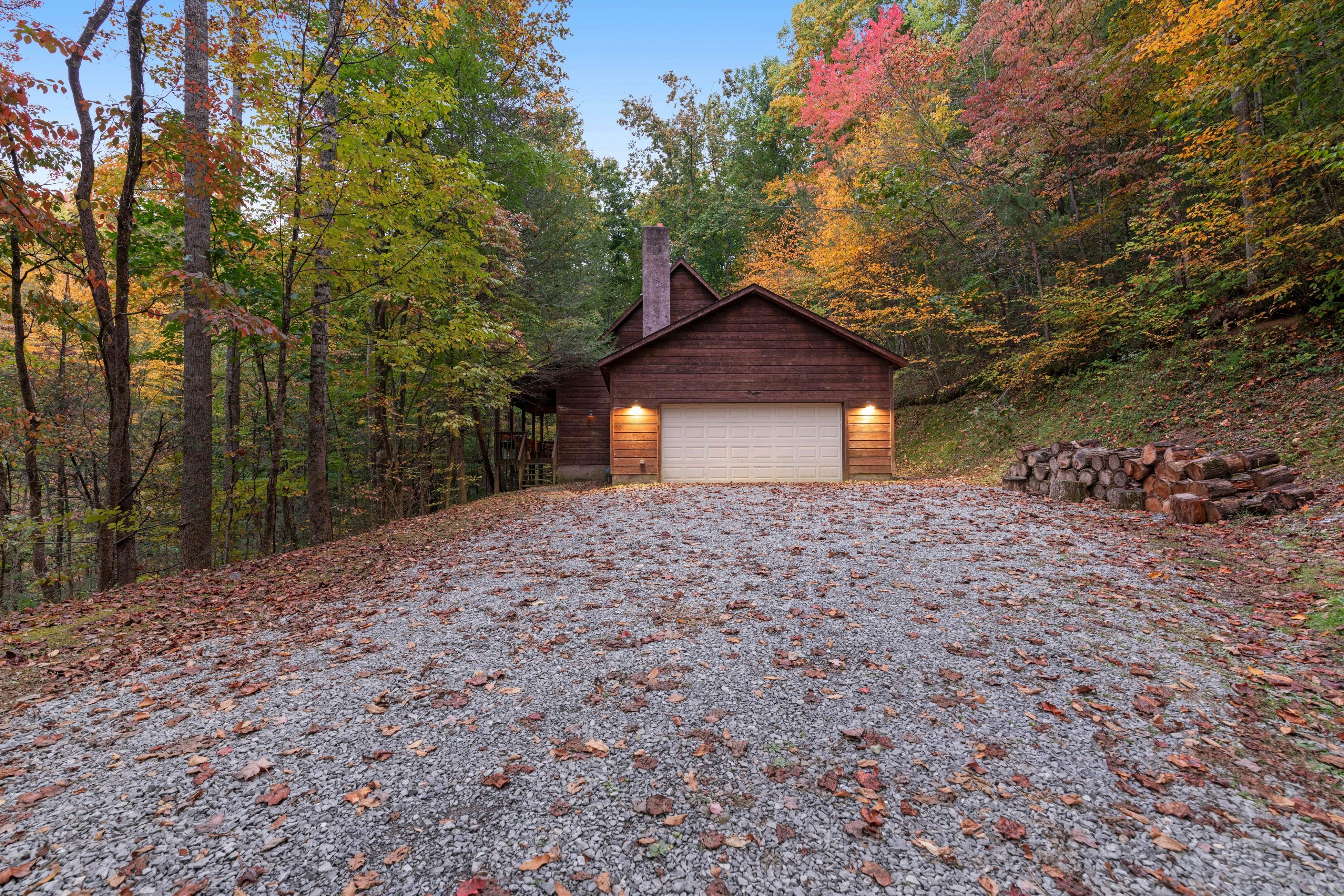 Hillside cabin with hot tub, fireplace, & air hockey + Free Attraction Tickets