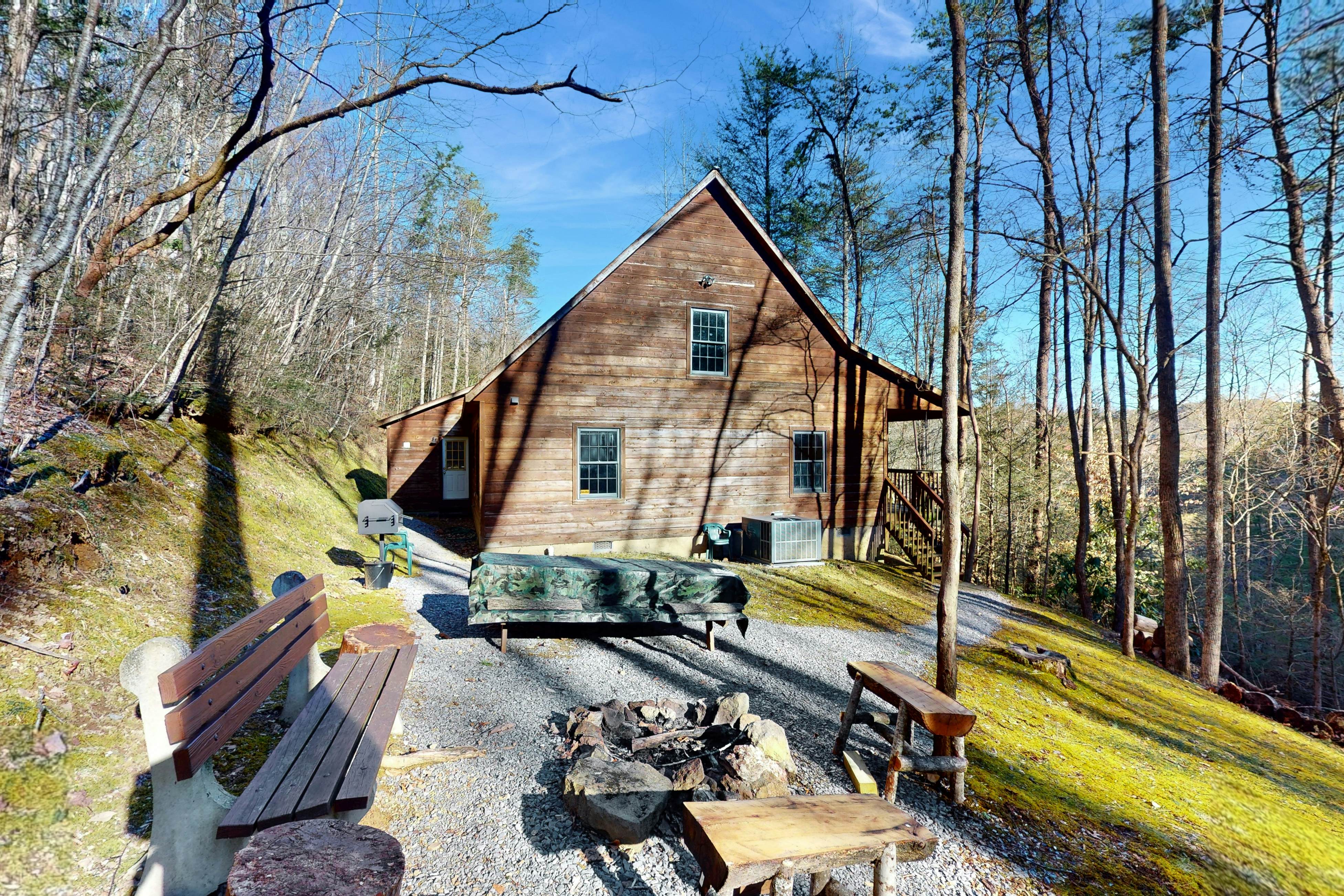 Hillside cabin with hot tub, fireplace, & air hockey + Free Attraction Tickets
