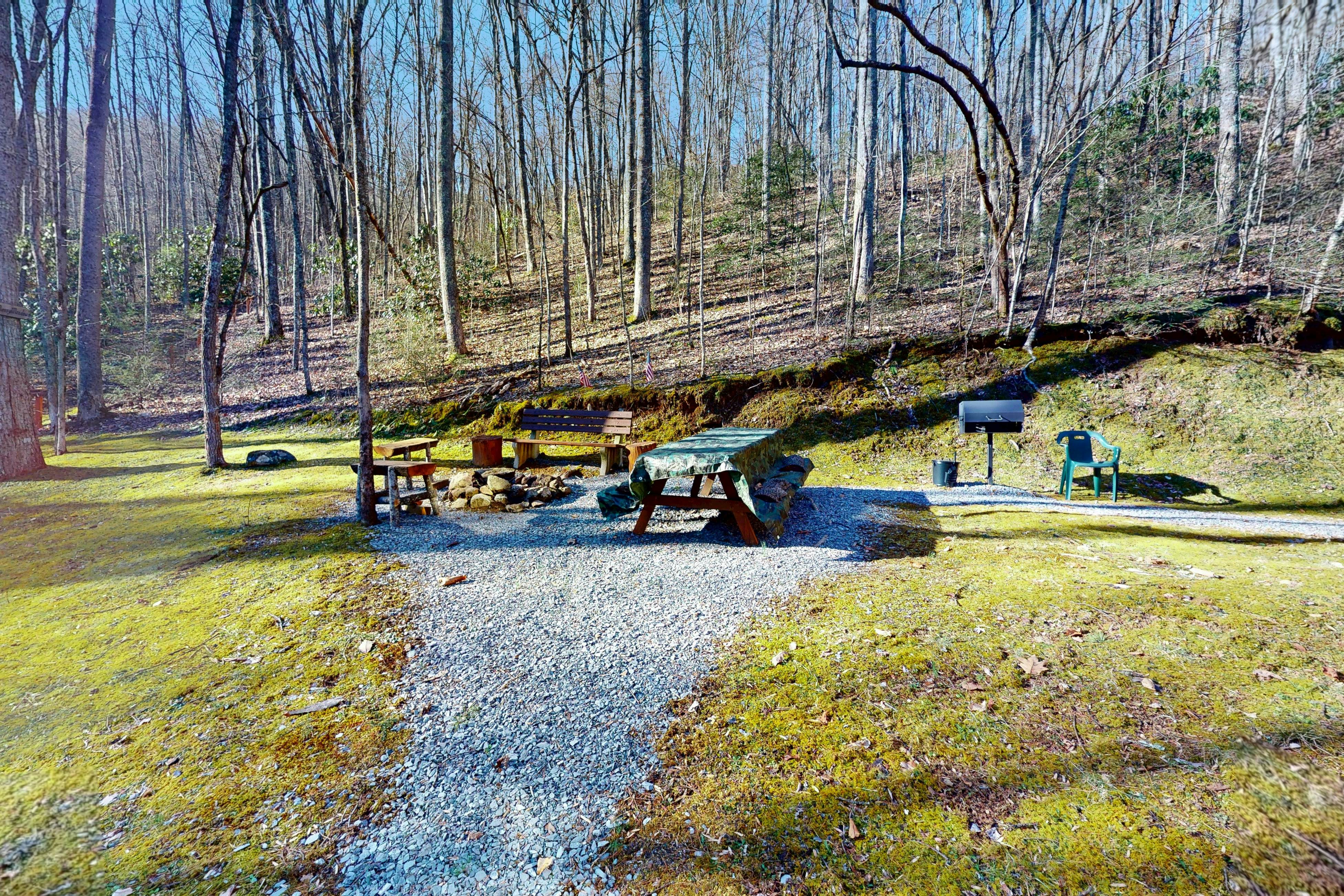 Hillside cabin with hot tub, fireplace, & air hockey + Free Attraction Tickets