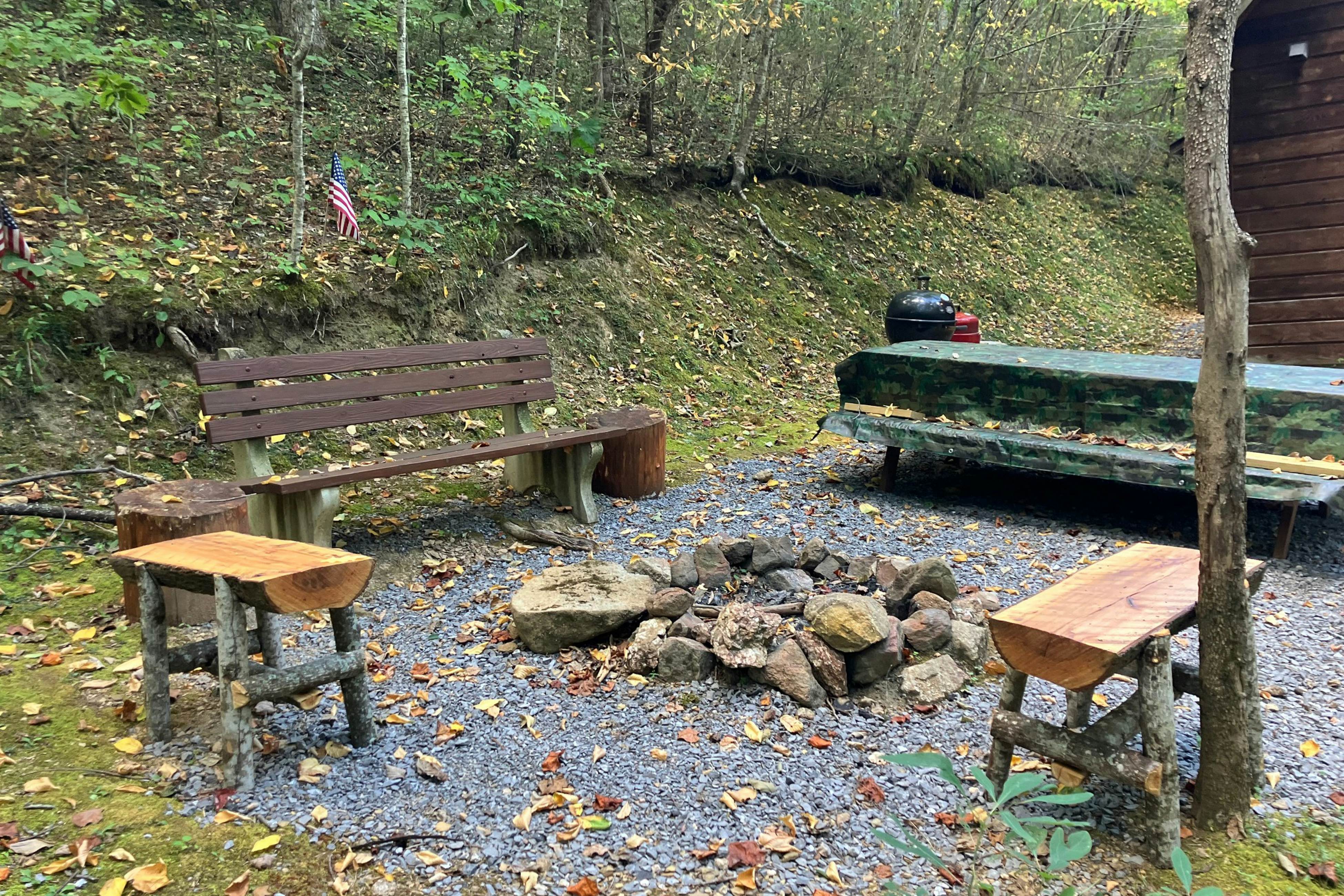 Hillside cabin with hot tub, fireplace, & air hockey + Free Attraction Tickets