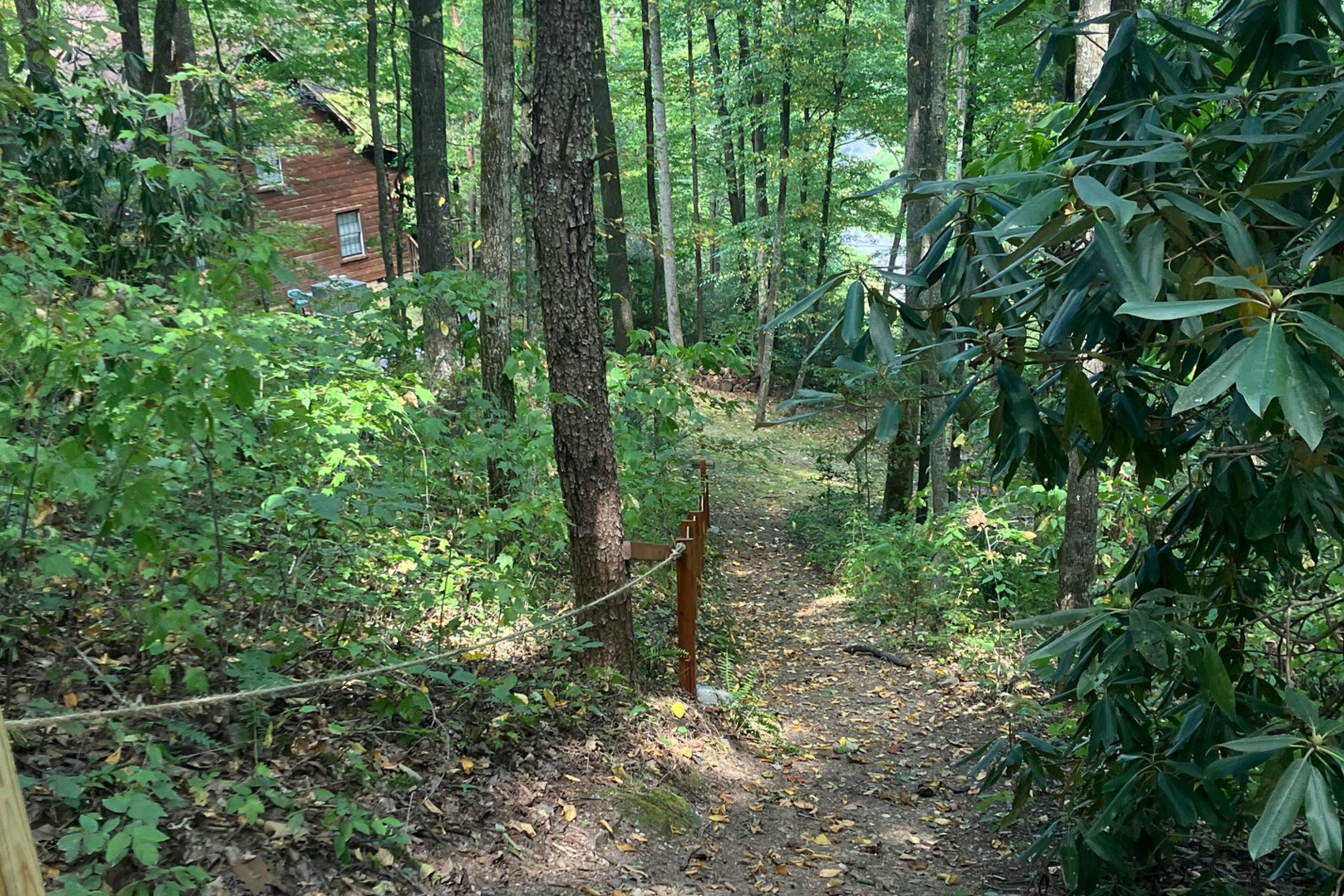 Hillside cabin with hot tub, fireplace, & air hockey + Free Attraction Tickets