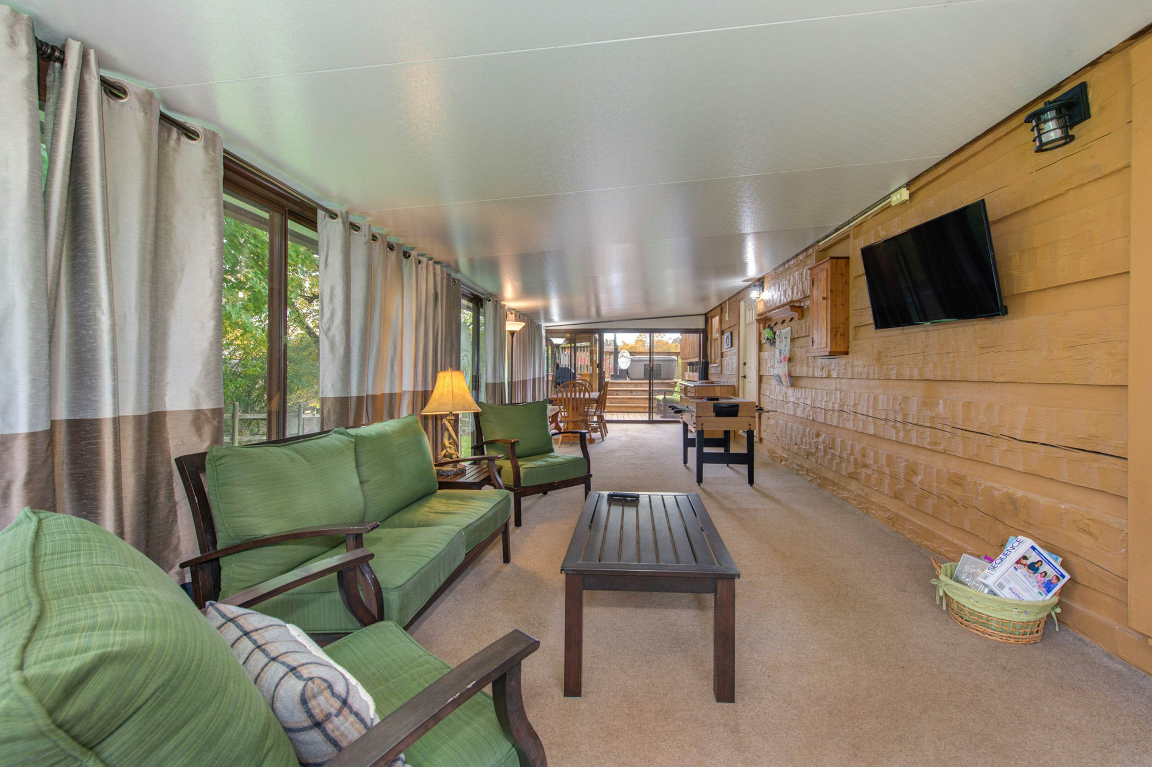 River View Home W Multi-Level Deck・Yard・Hot Tub