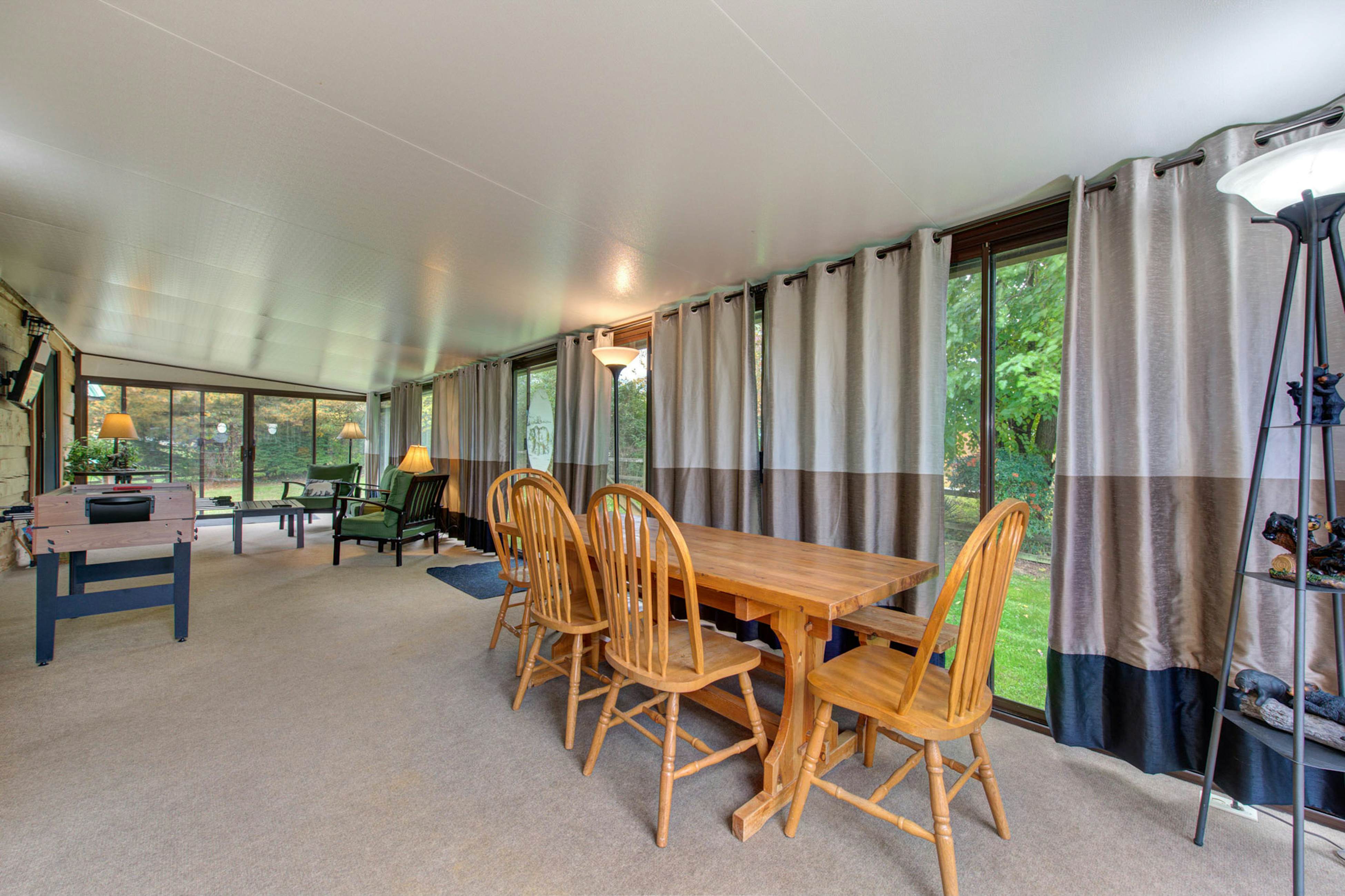 River View Home W Multi-Level Deck・Yard・Hot Tub