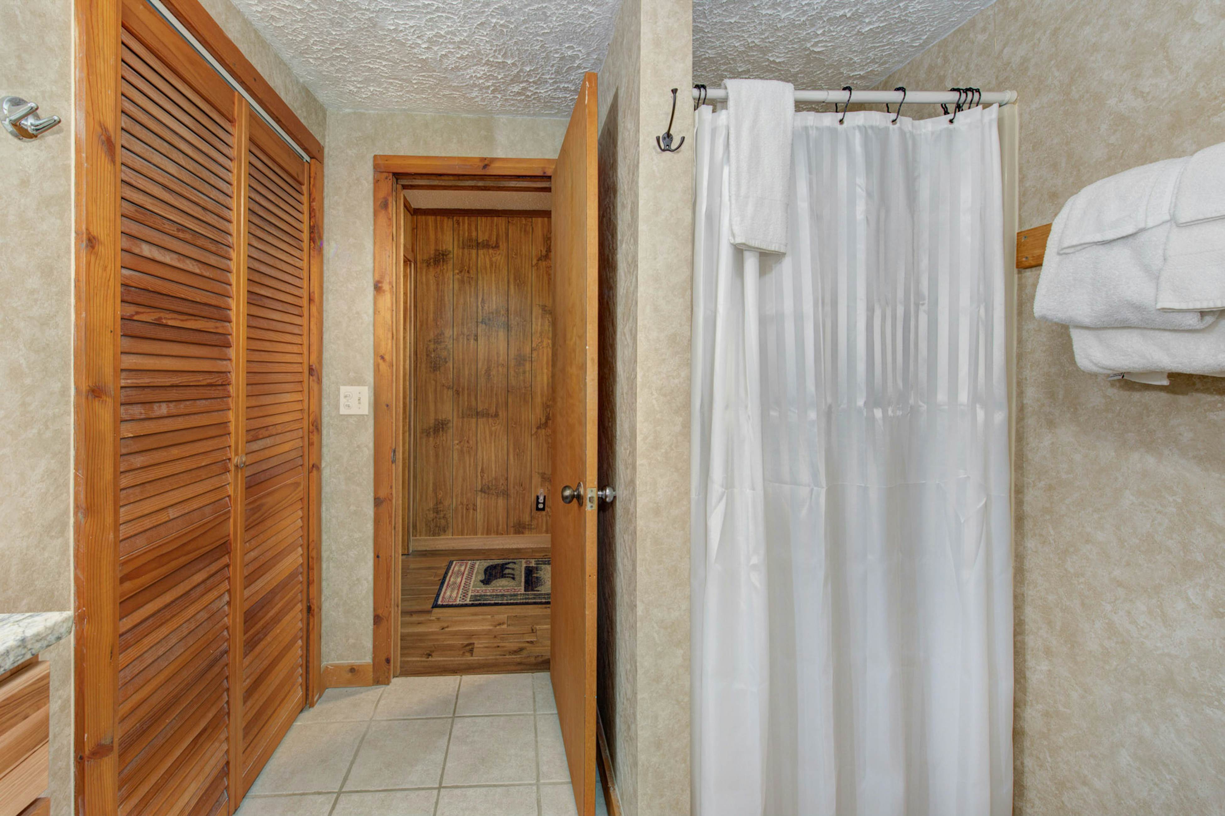 River View Home W Multi-Level Deck・Yard・Hot Tub