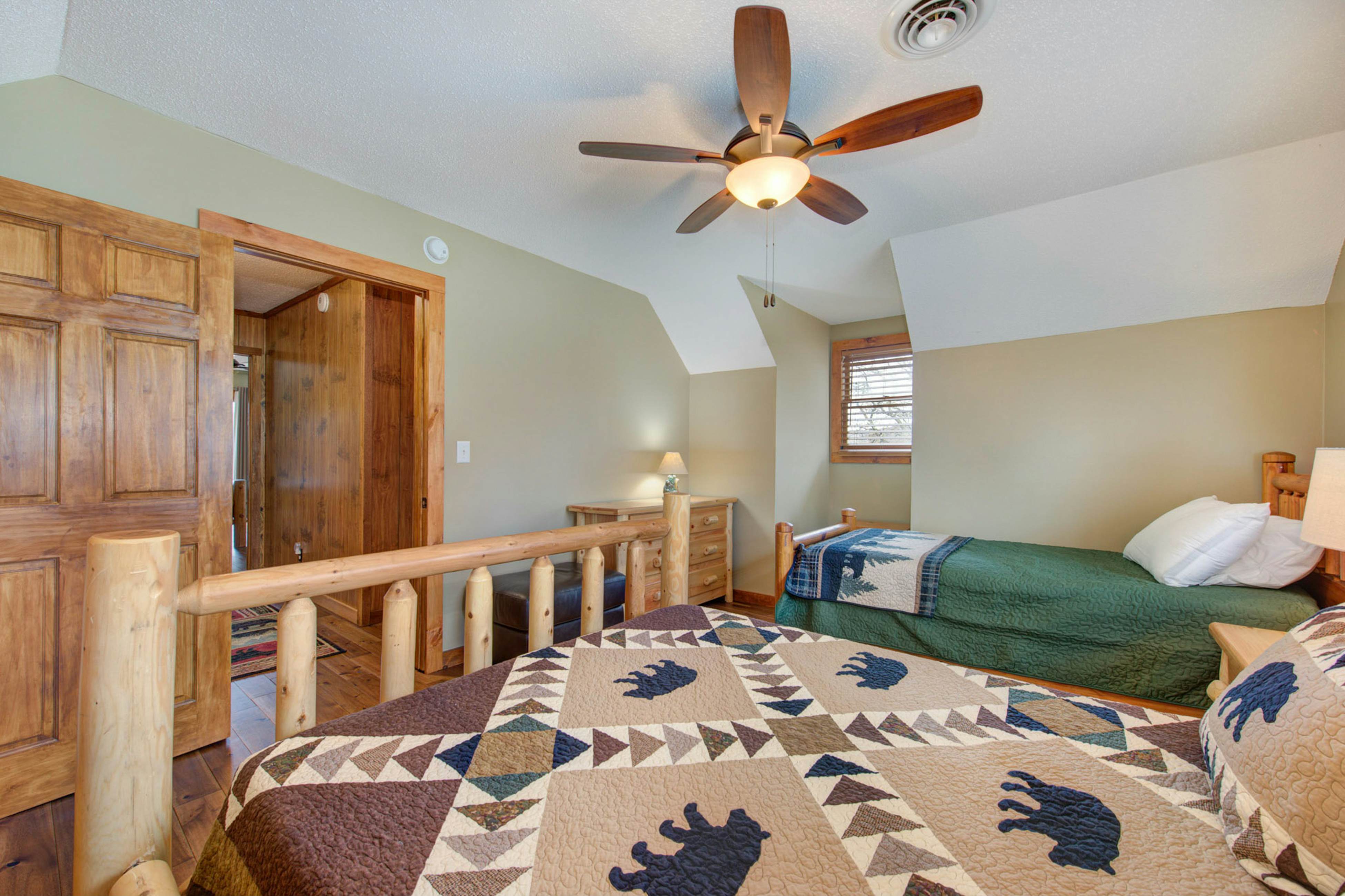 River View Home W Multi-Level Deck・Yard・Hot Tub