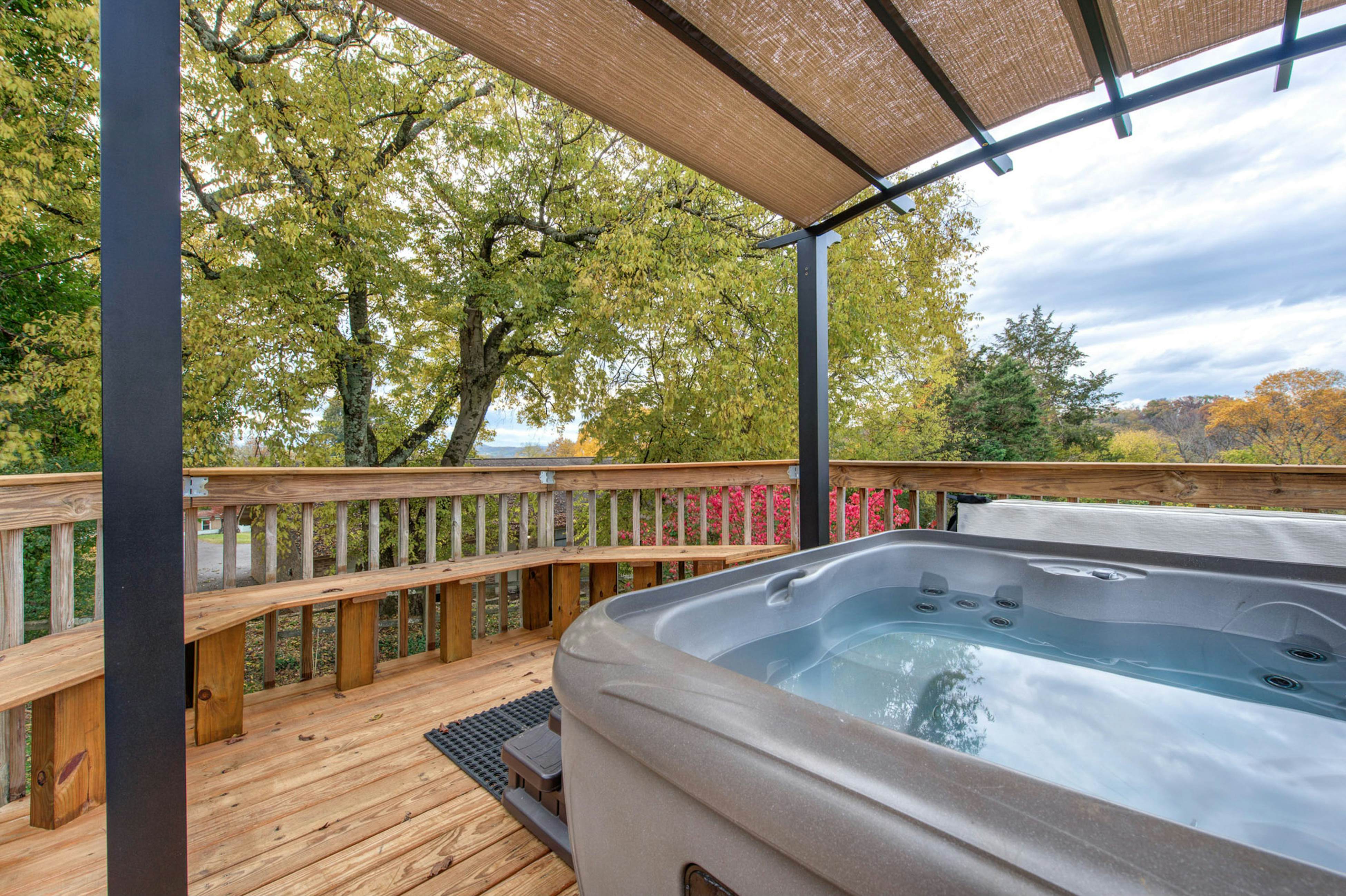River View Home W Multi-Level Deck・Yard・Hot Tub