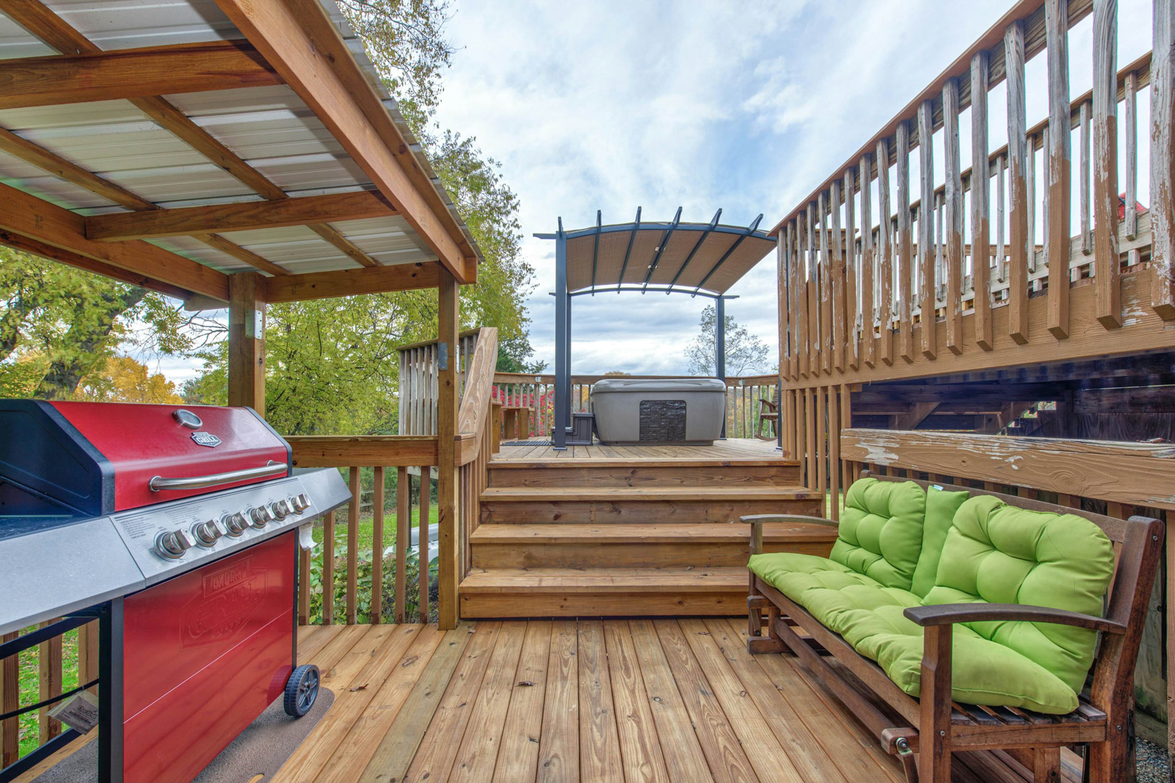 River View Home W Multi-Level Deck・Yard・Hot Tub