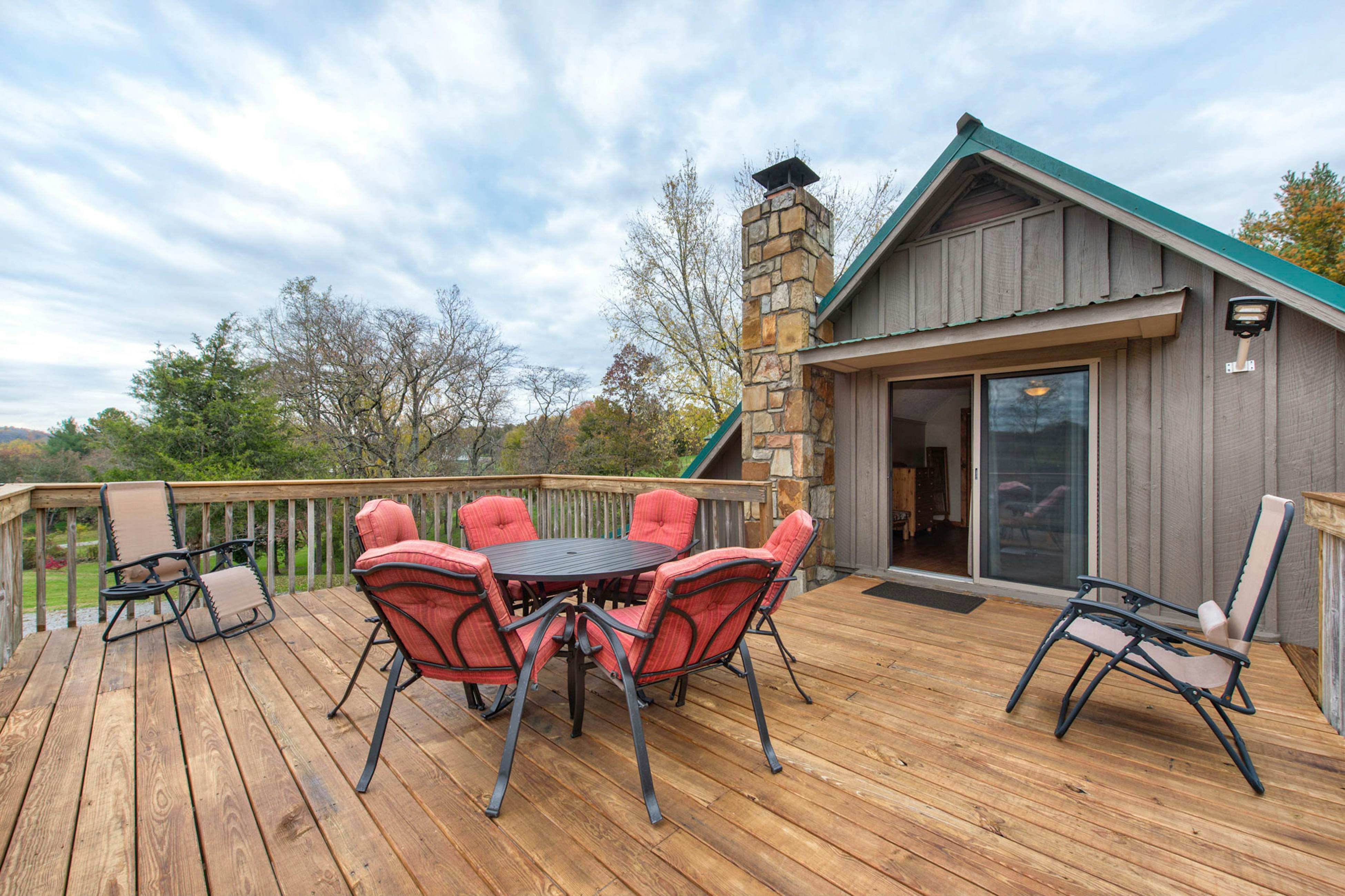 River View Home W Multi-Level Deck・Yard・Hot Tub