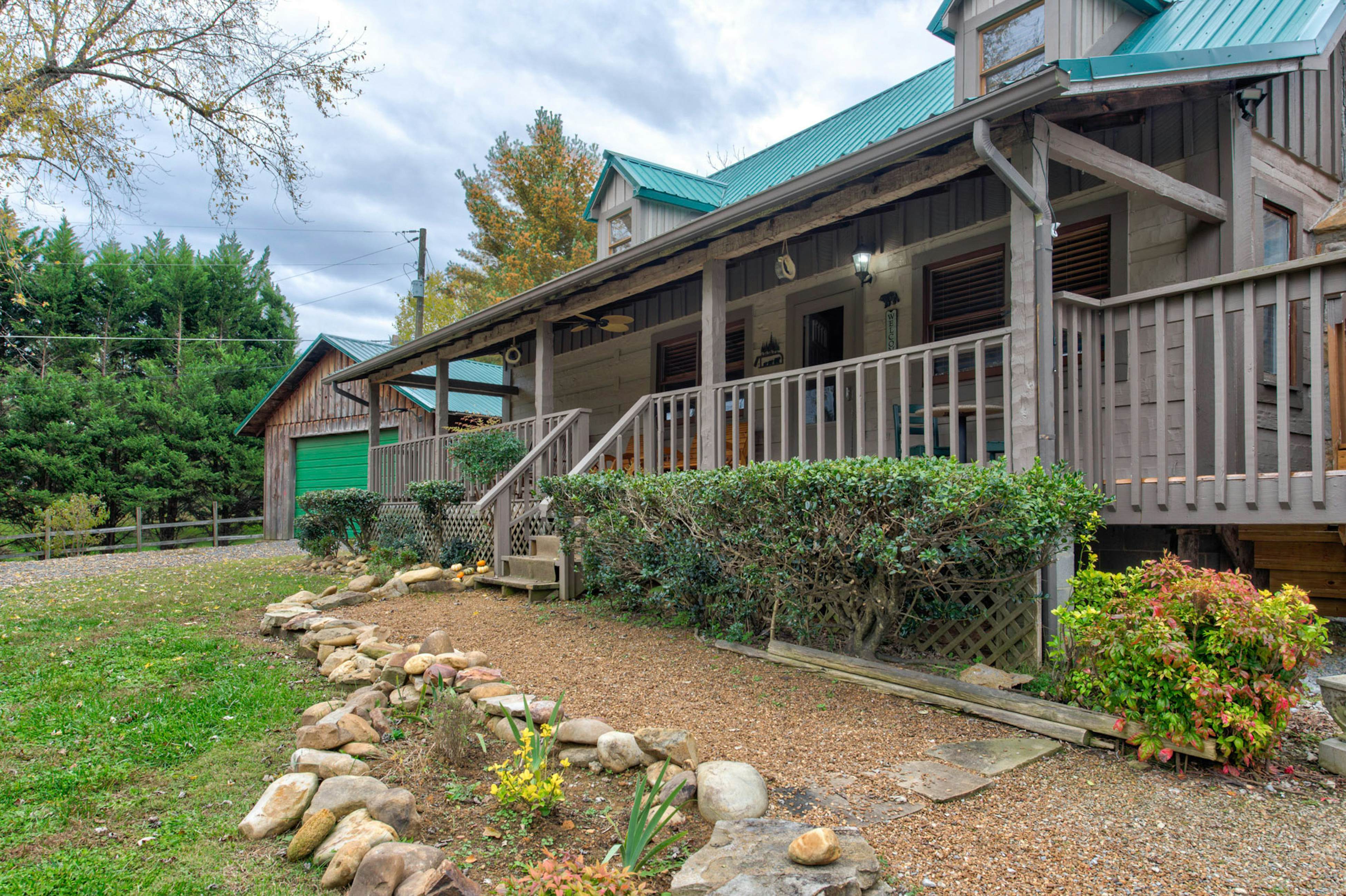 River View Home W Multi-Level Deck・Yard・Hot Tub
