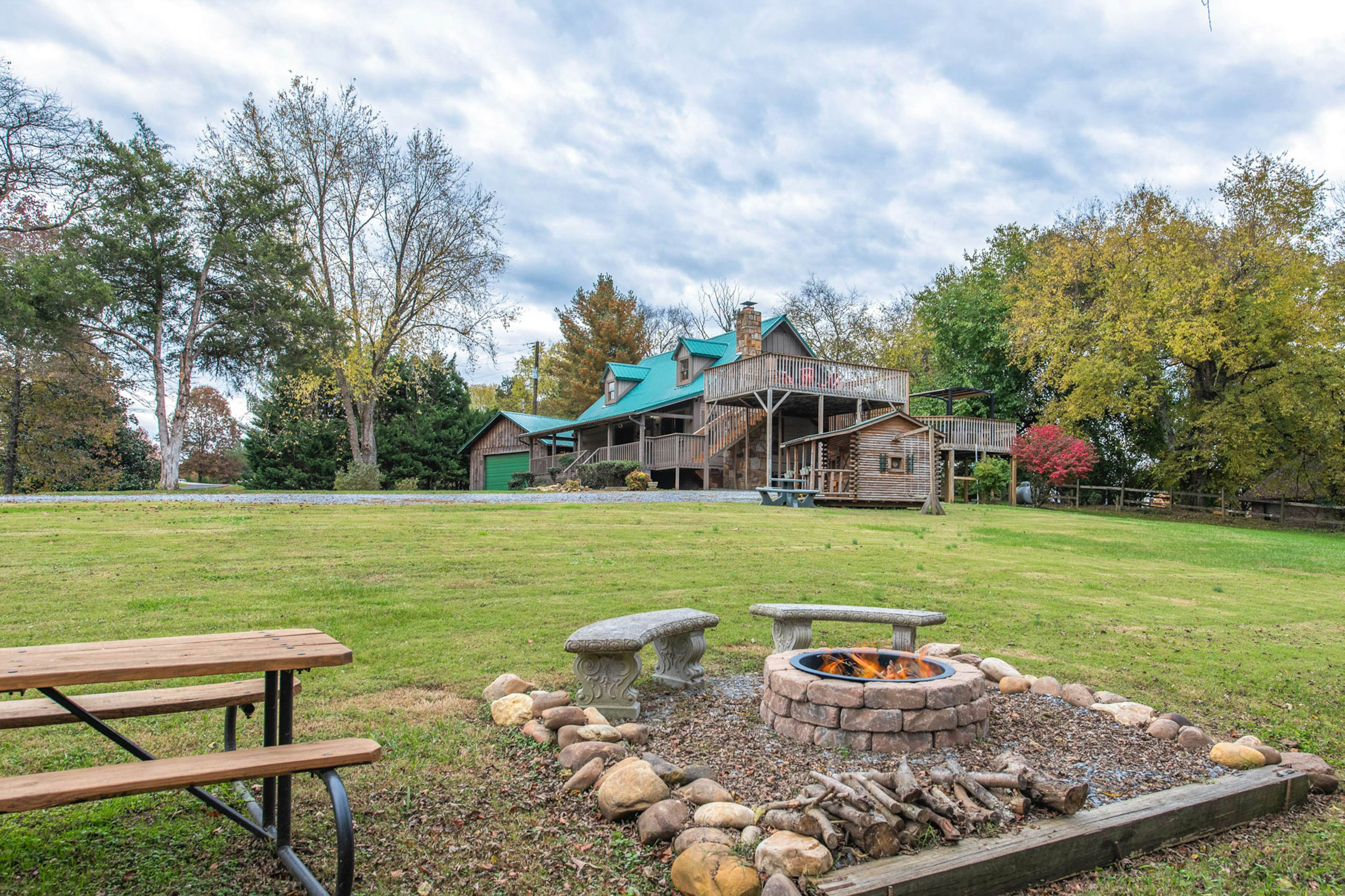 River View Home W Multi-Level Deck・Yard・Hot Tub