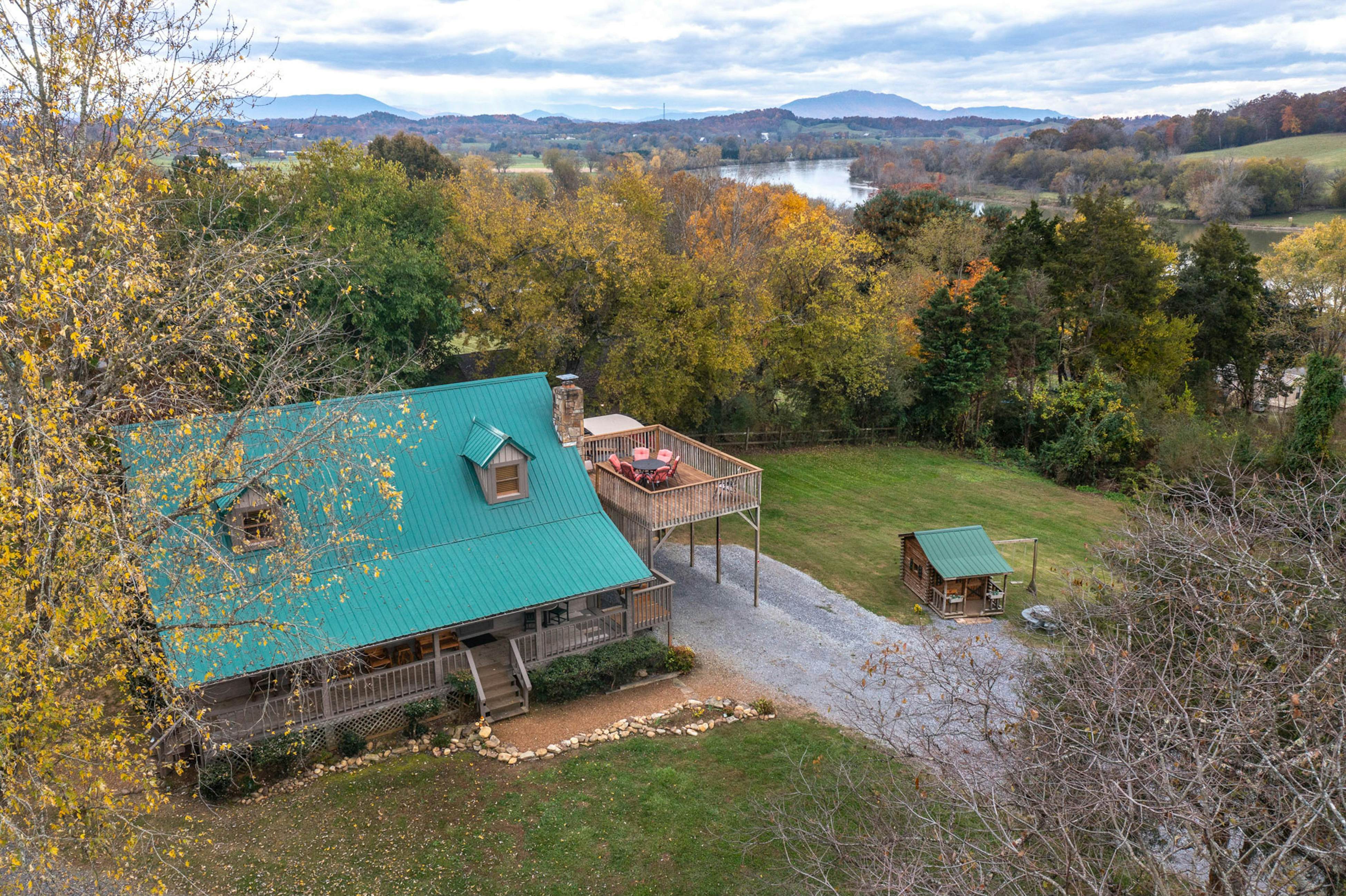 River View Home W Multi-Level Deck・Yard・Hot Tub