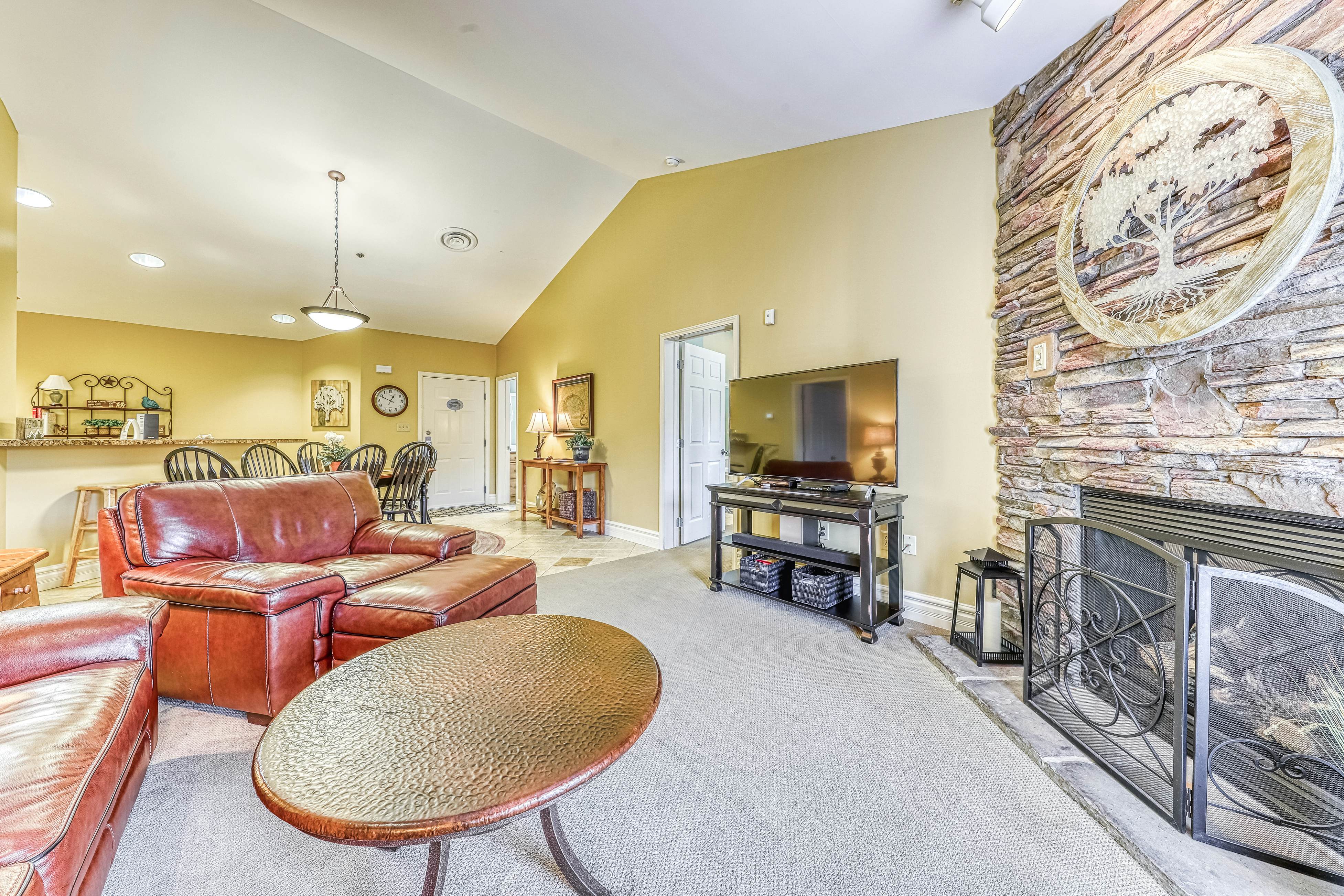 Relaxing Creekside Condo, Sleeps 8・Jetted Tub・Gym