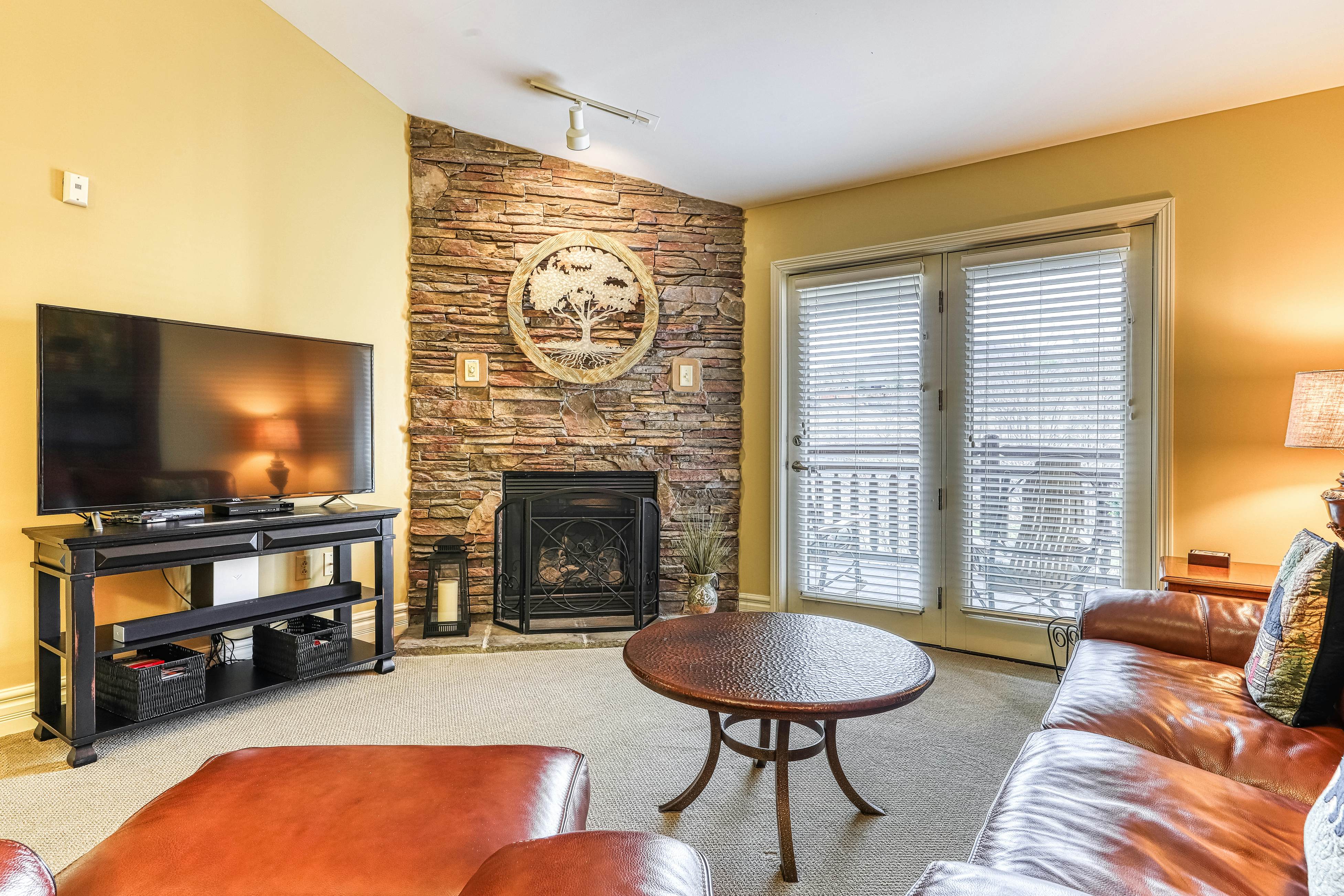 Relaxing Creekside Condo, Sleeps 8・Jetted Tub・Gym