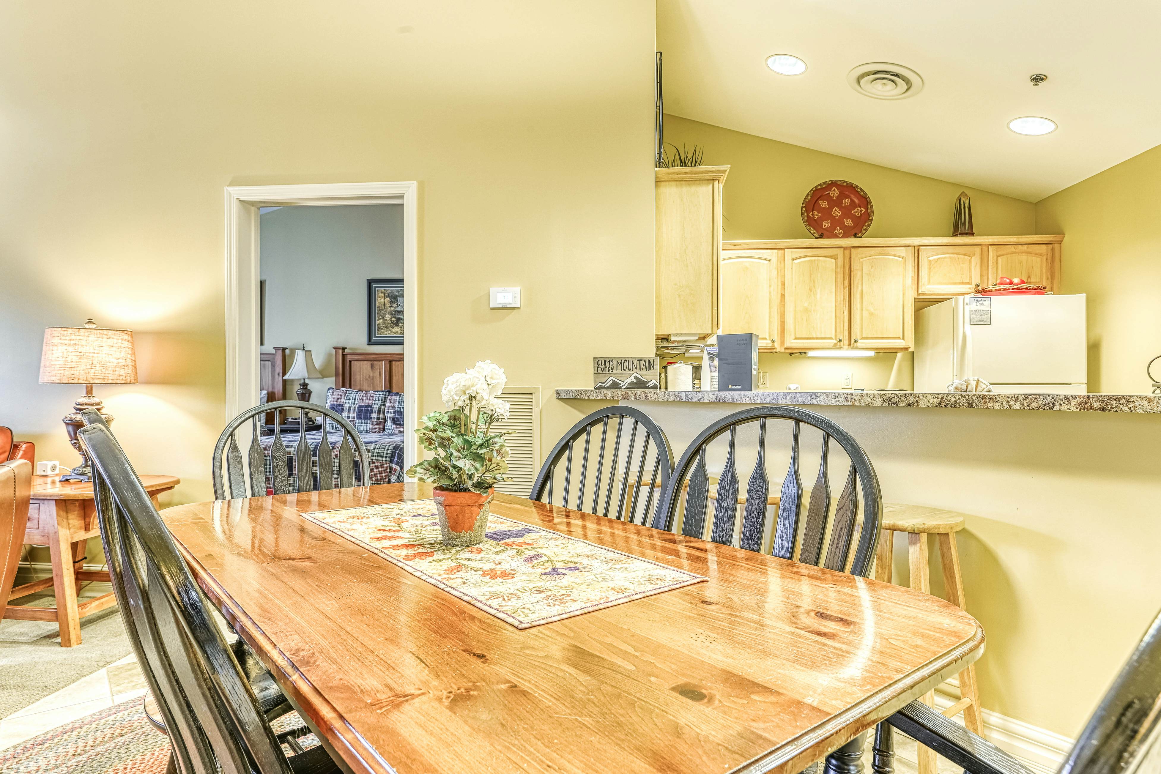 Relaxing Creekside Condo, Sleeps 8・Jetted Tub・Gym