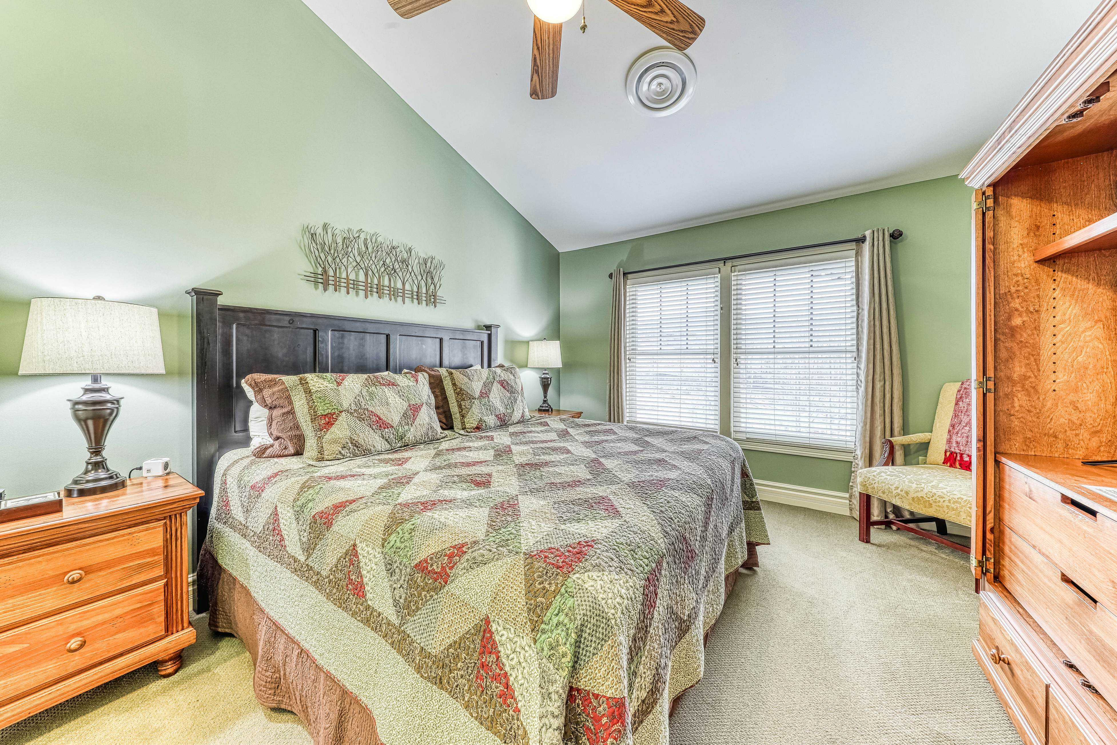 Relaxing Creekside Condo, Sleeps 8・Jetted Tub・Gym