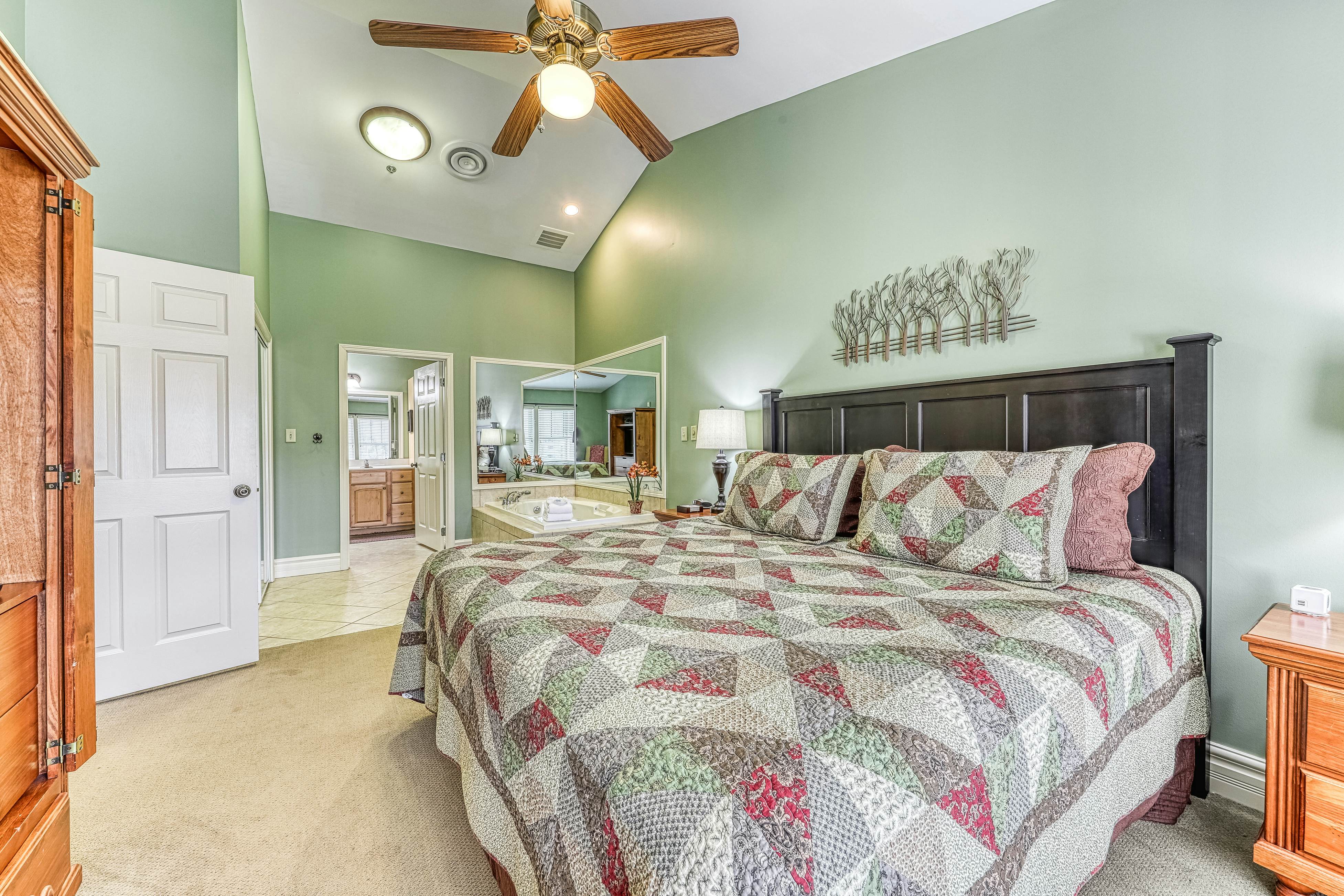 Relaxing Creekside Condo, Sleeps 8・Jetted Tub・Gym