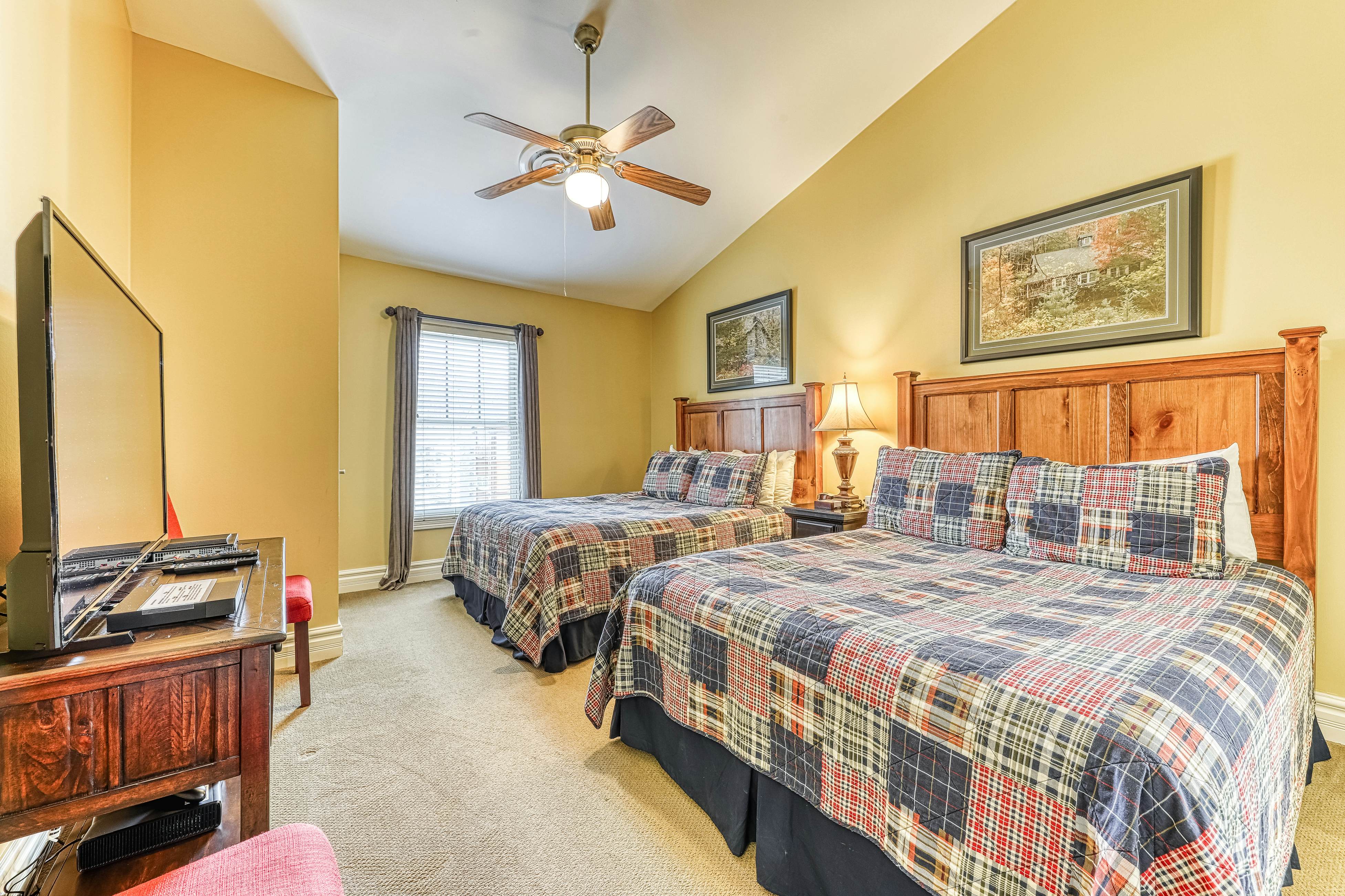 Relaxing Creekside Condo, Sleeps 8・Jetted Tub・Gym