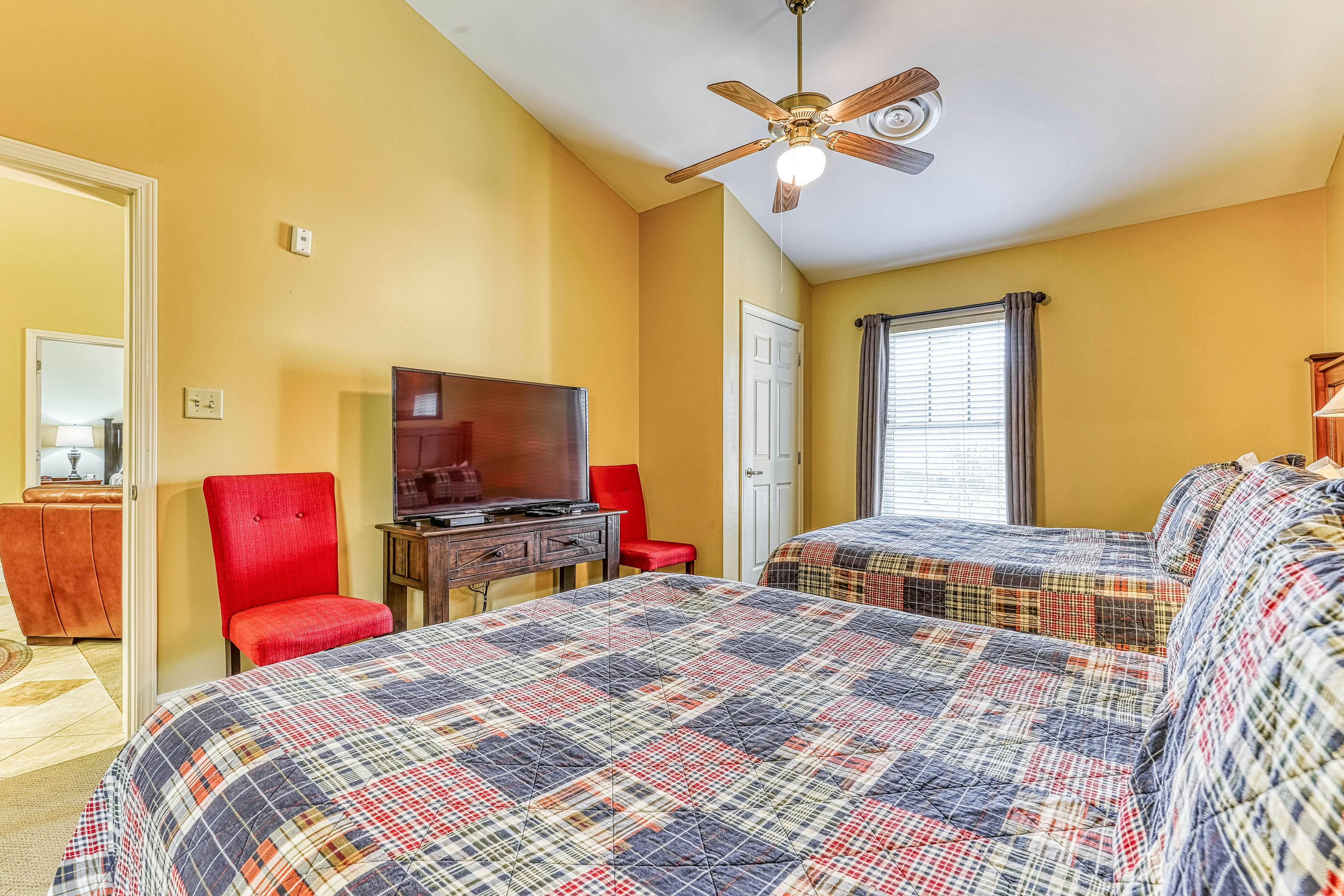 Relaxing Creekside Condo, Sleeps 8・Jetted Tub・Gym