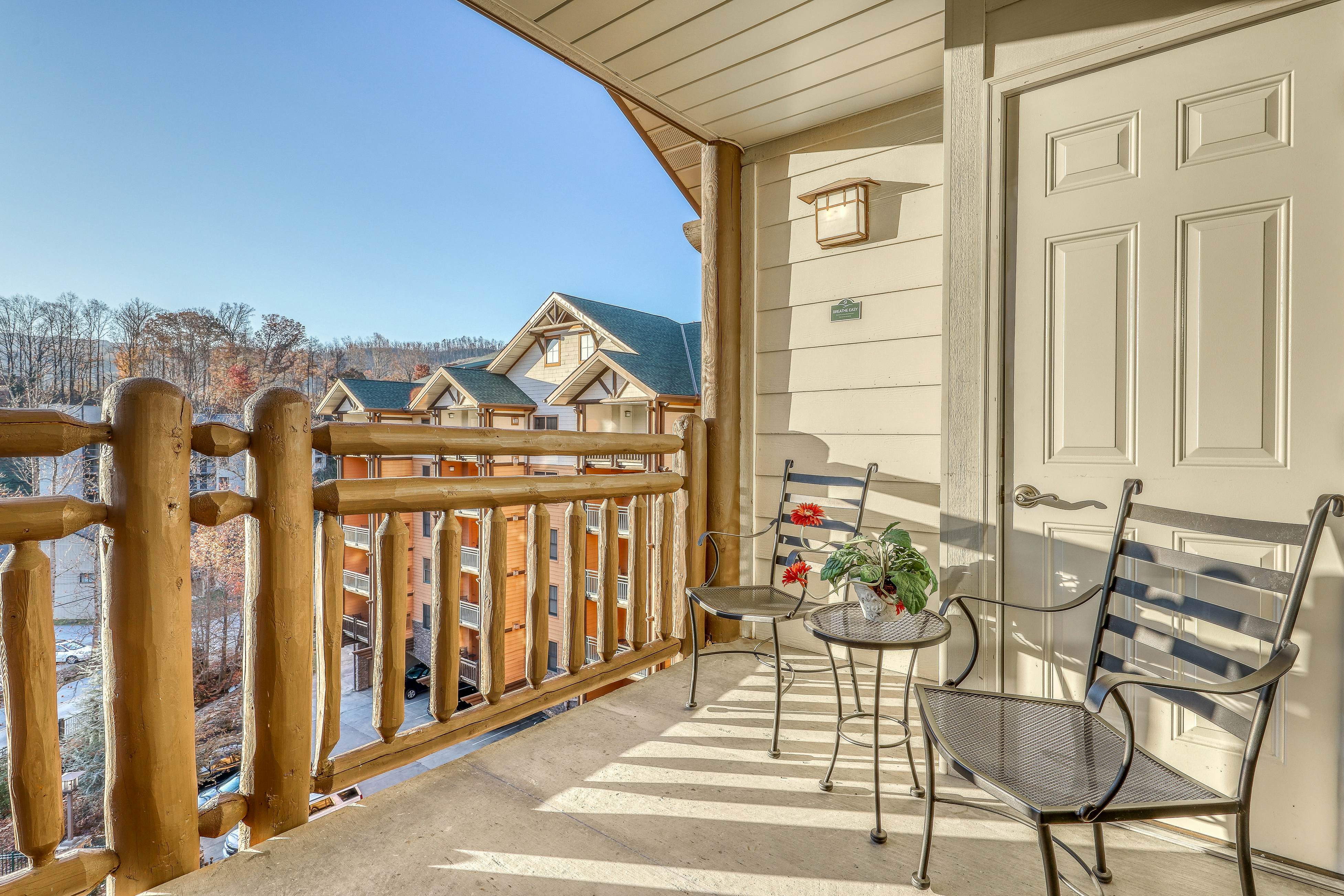 Relaxing Creekside Condo, Sleeps 8・Jetted Tub・Gym