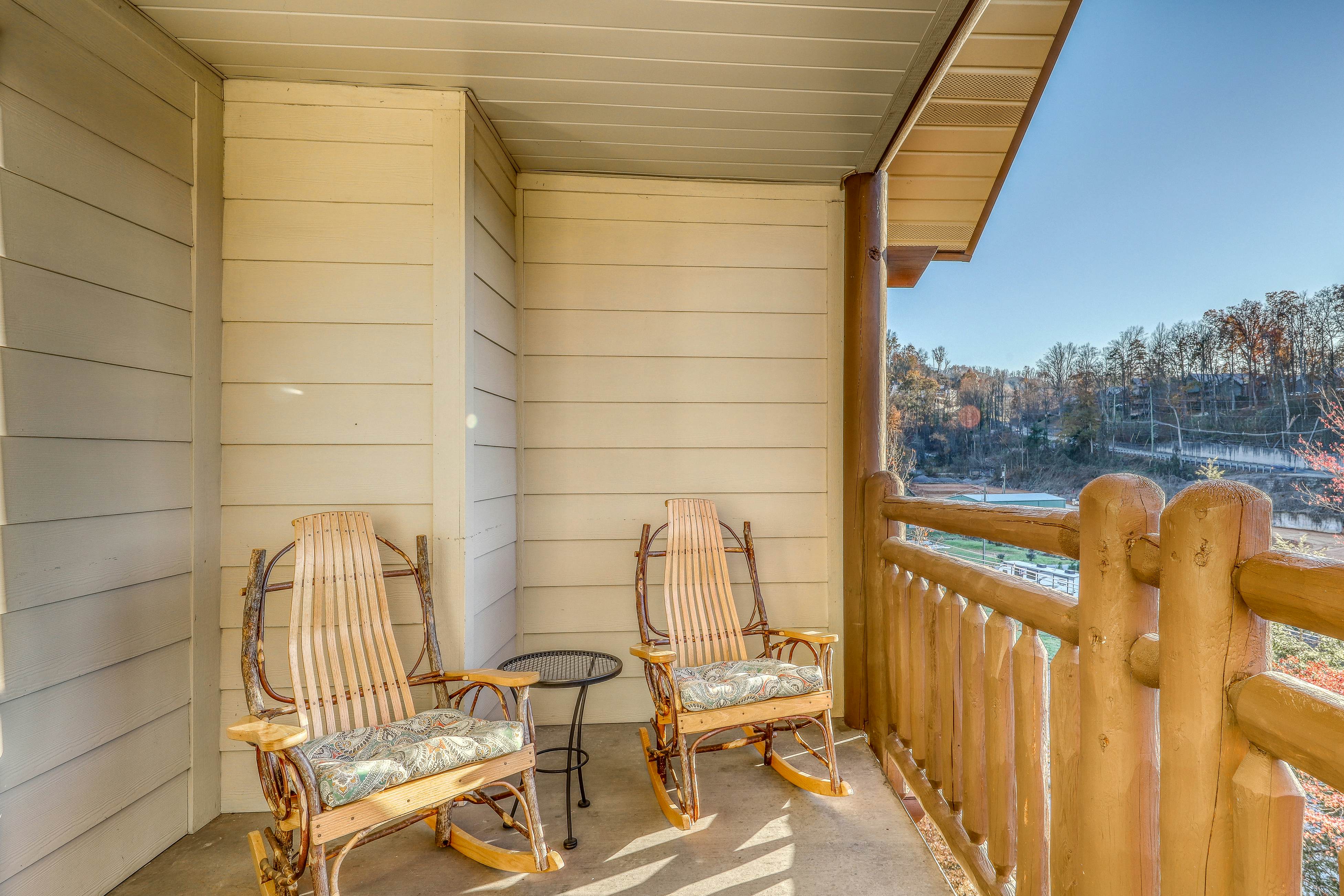 Relaxing Creekside Condo, Sleeps 8・Jetted Tub・Gym