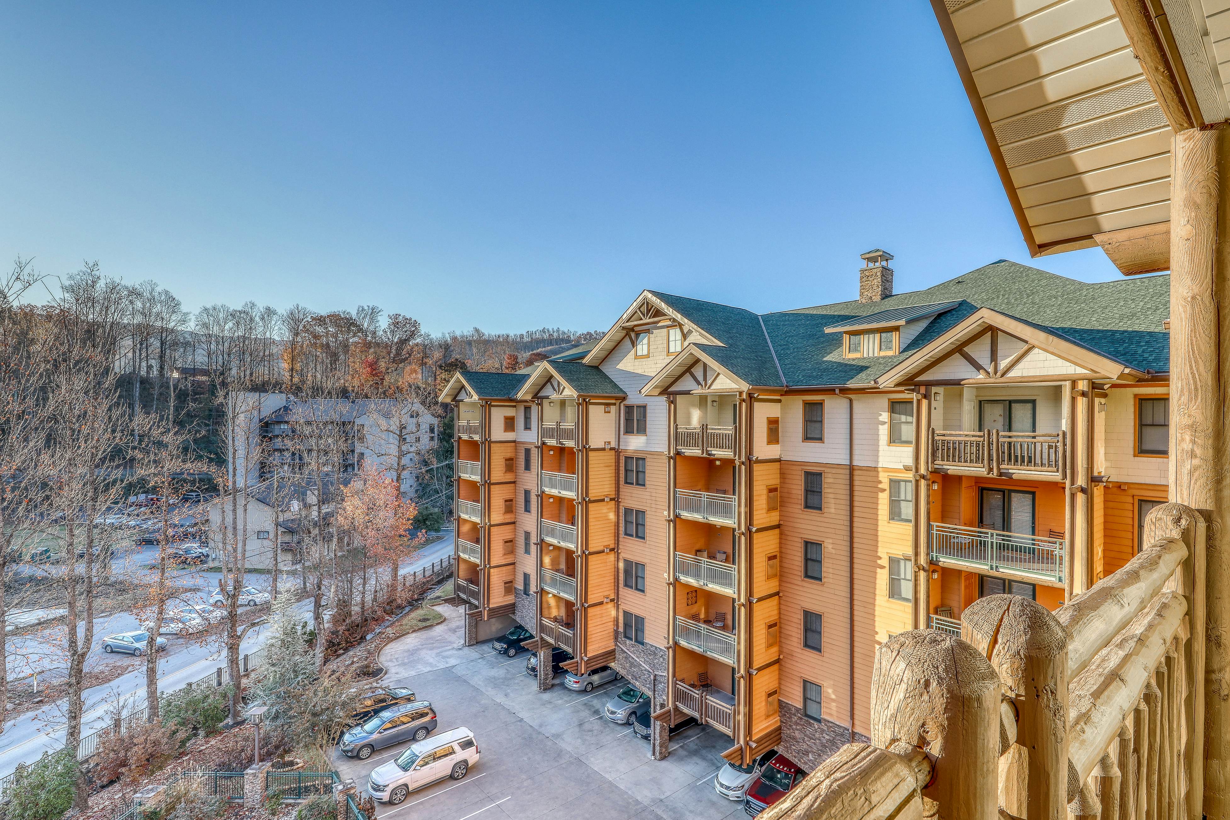 Relaxing Creekside Condo, Sleeps 8・Jetted Tub・Gym