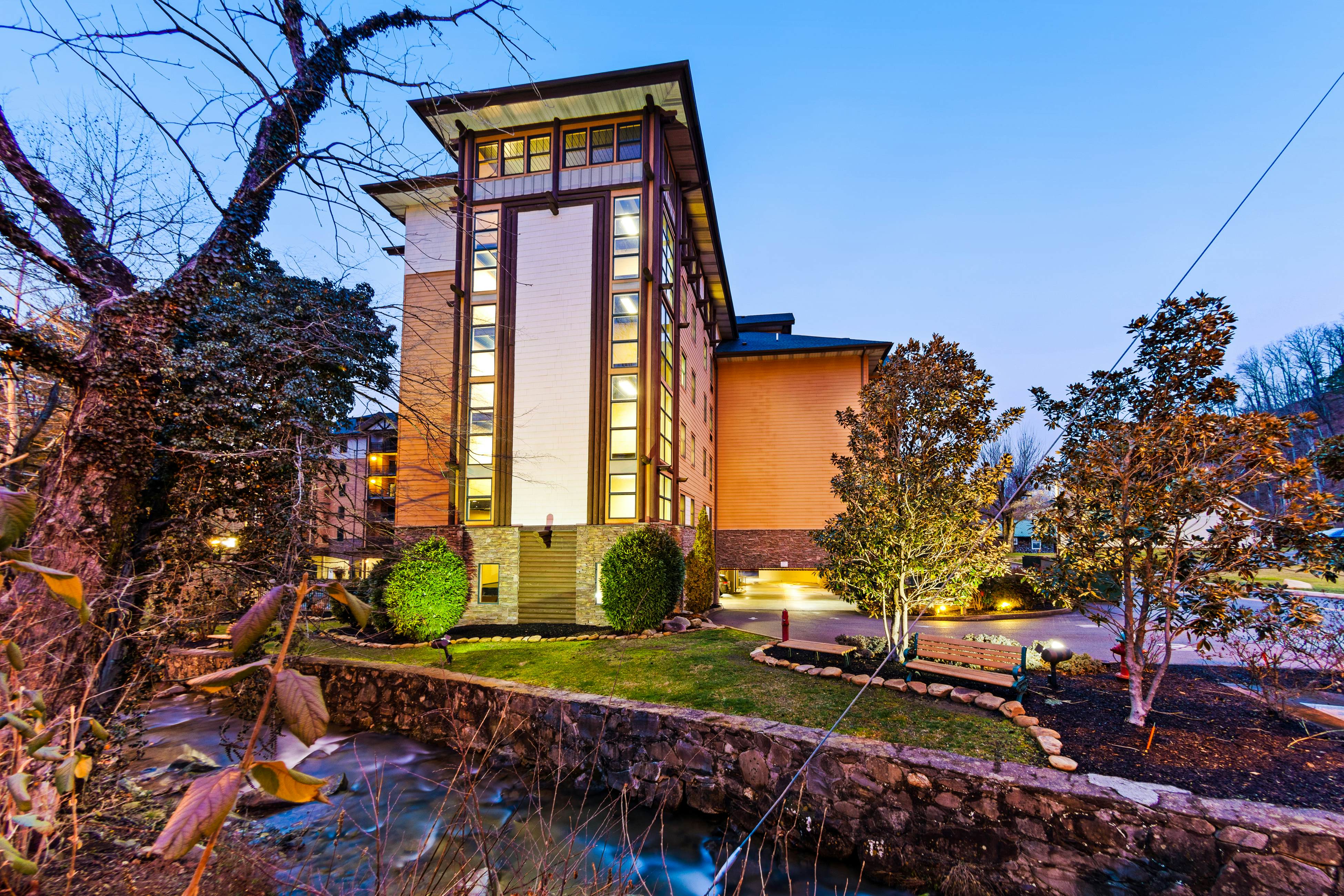 Comfortable Creekside Condo, Sleeps 8・Jetted Tub