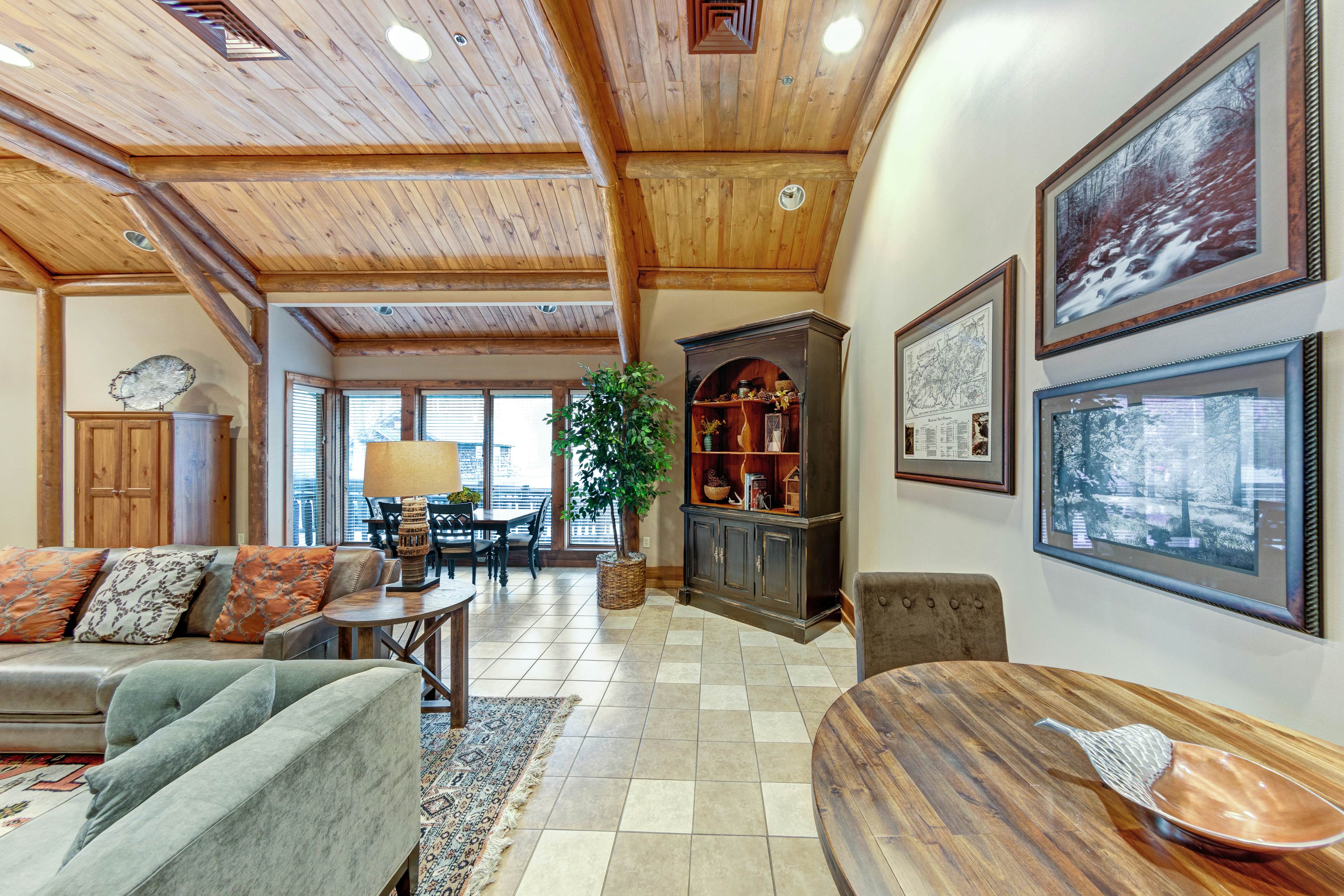 Comfortable Creekside Condo, Sleeps 8・Jetted Tub