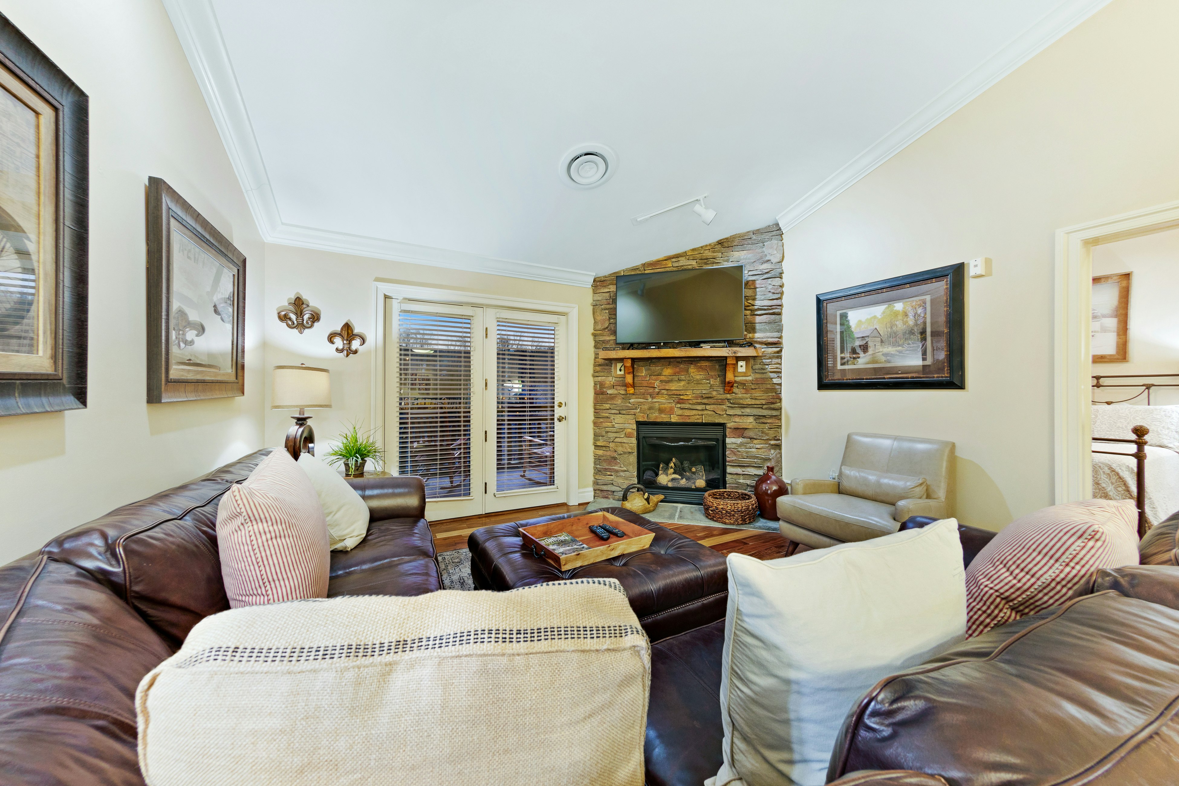 Comfortable Creekside Condo, Sleeps 8・Jetted Tub