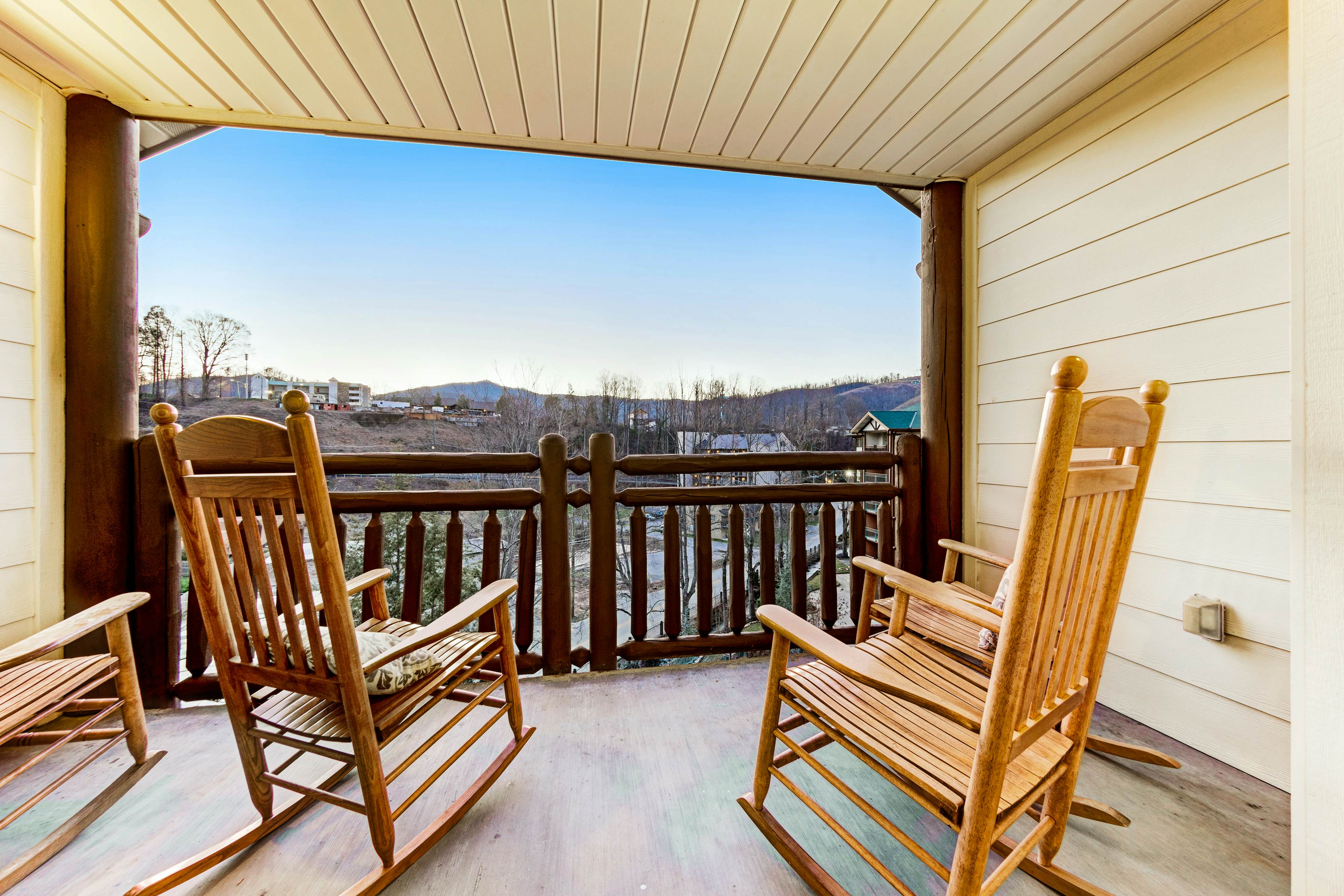 Comfortable Creekside Condo, Sleeps 8・Jetted Tub