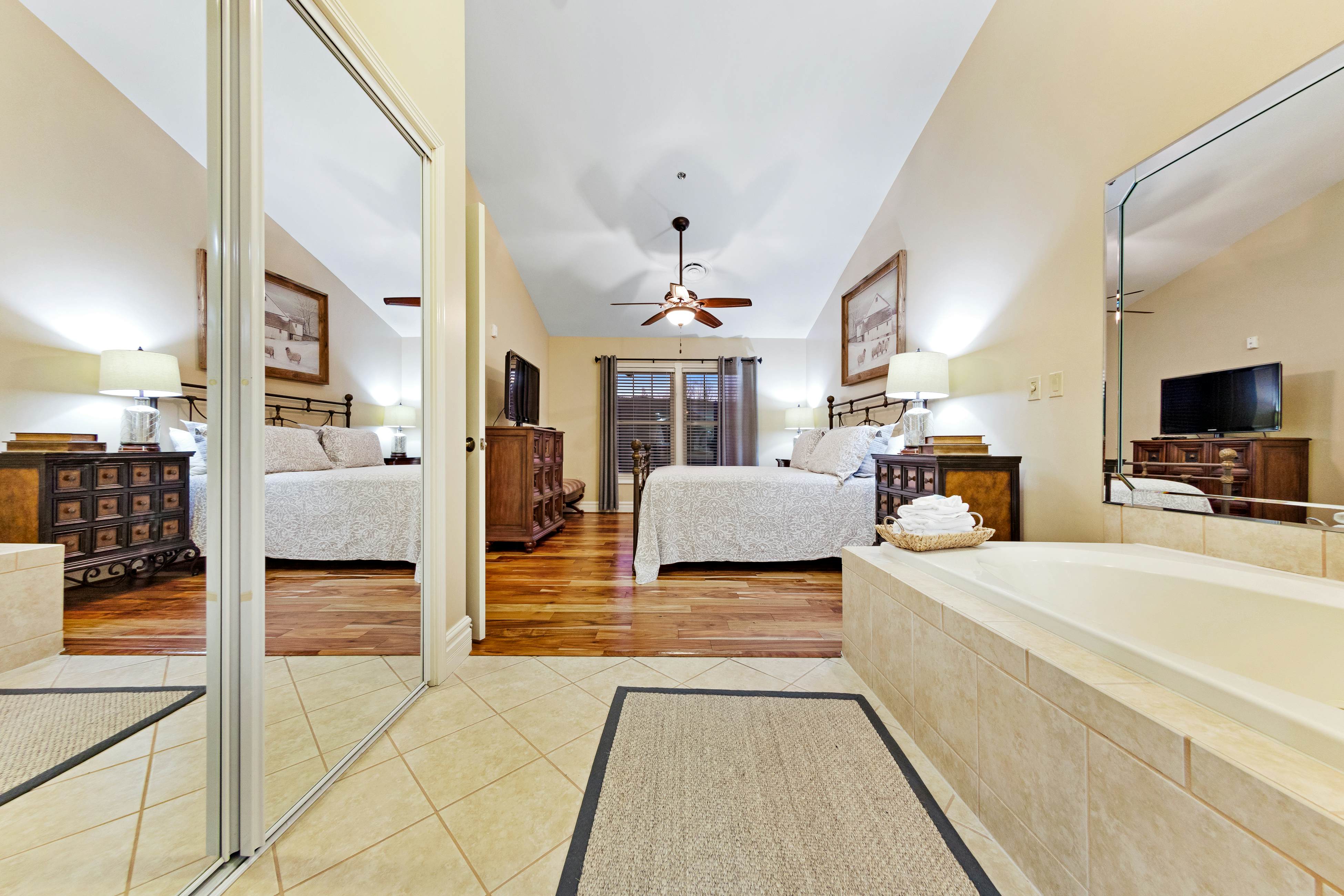 Comfortable Creekside Condo, Sleeps 8・Jetted Tub