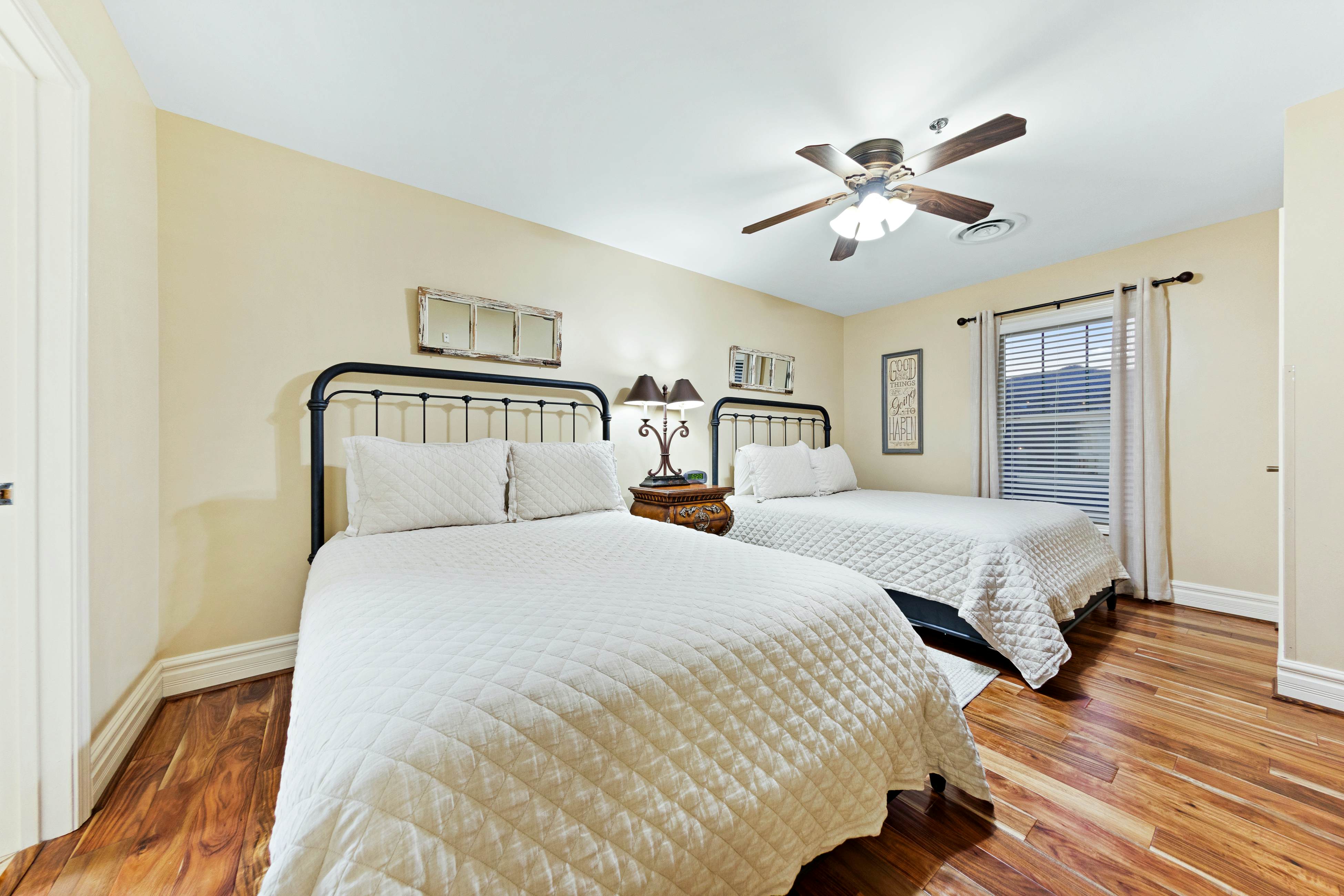 Comfortable Creekside Condo, Sleeps 8・Jetted Tub