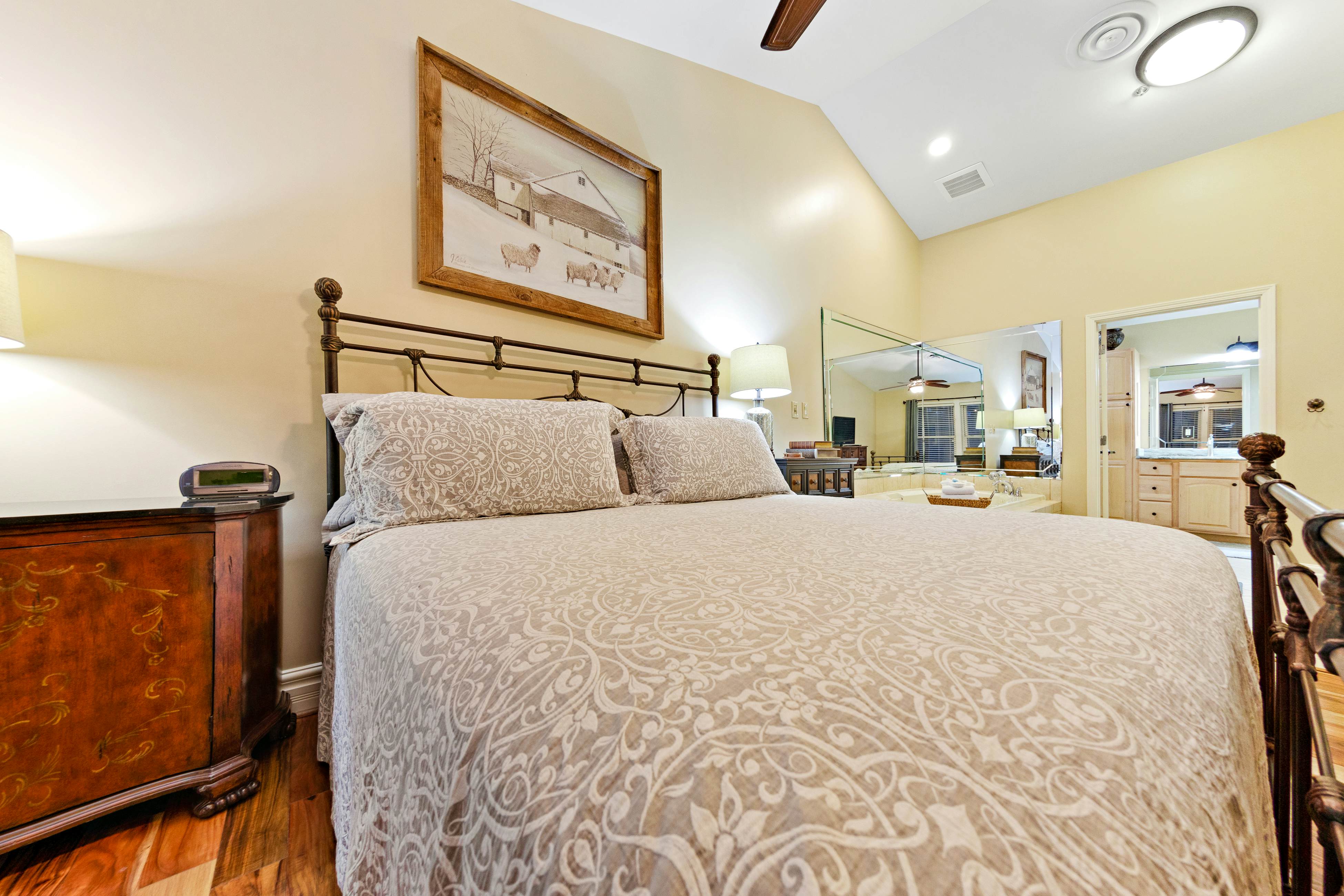 Comfortable Creekside Condo, Sleeps 8・Jetted Tub