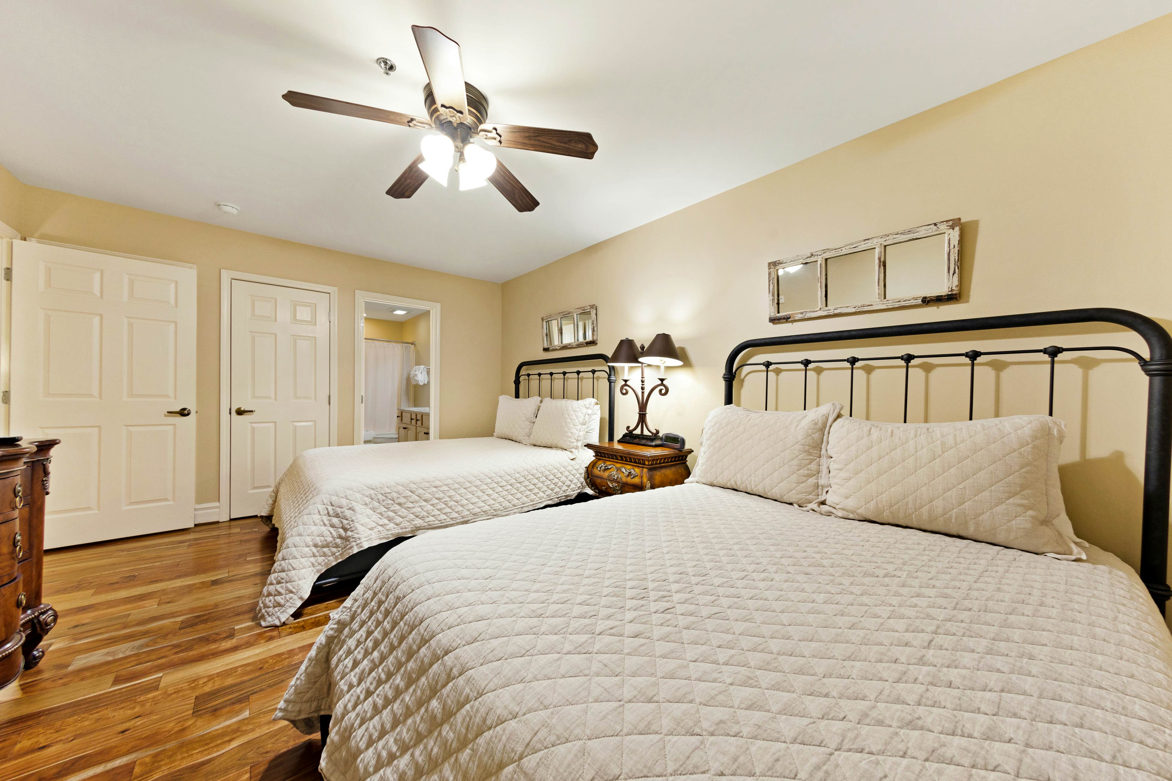 Comfortable Creekside Condo, Sleeps 8・Jetted Tub