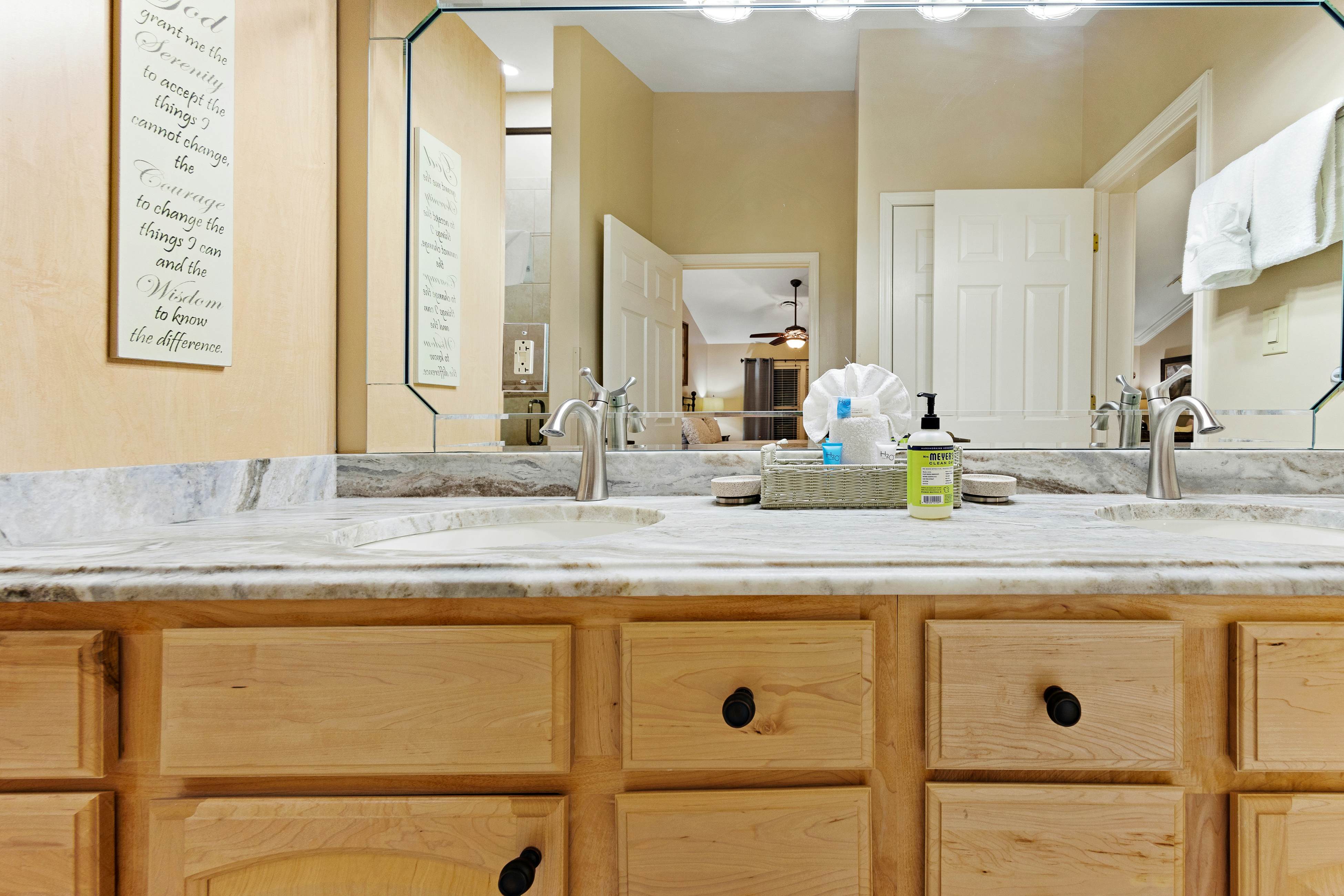 Comfortable Creekside Condo, Sleeps 8・Jetted Tub