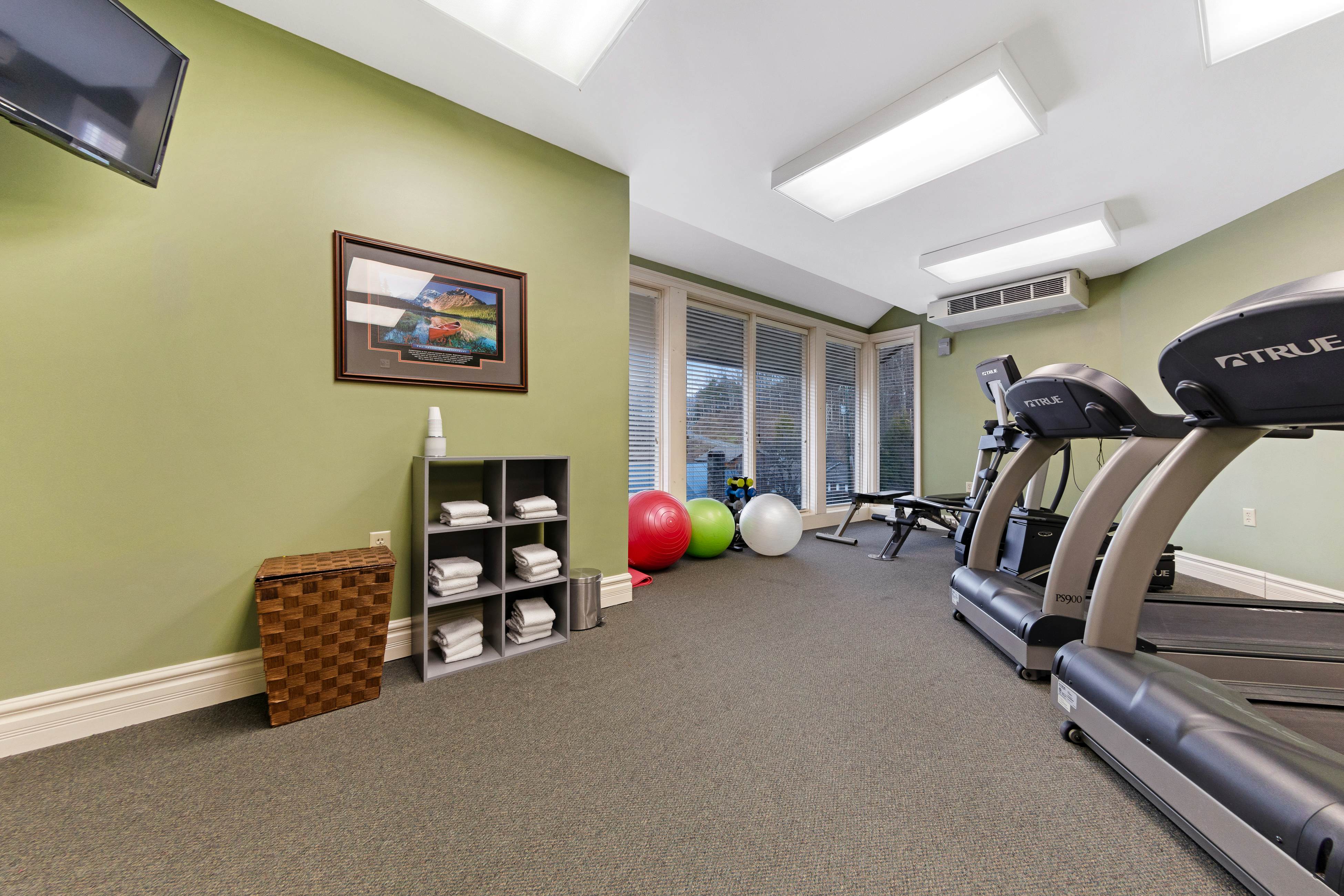 Comfortable Creekside Condo, Sleeps 8・Jetted Tub