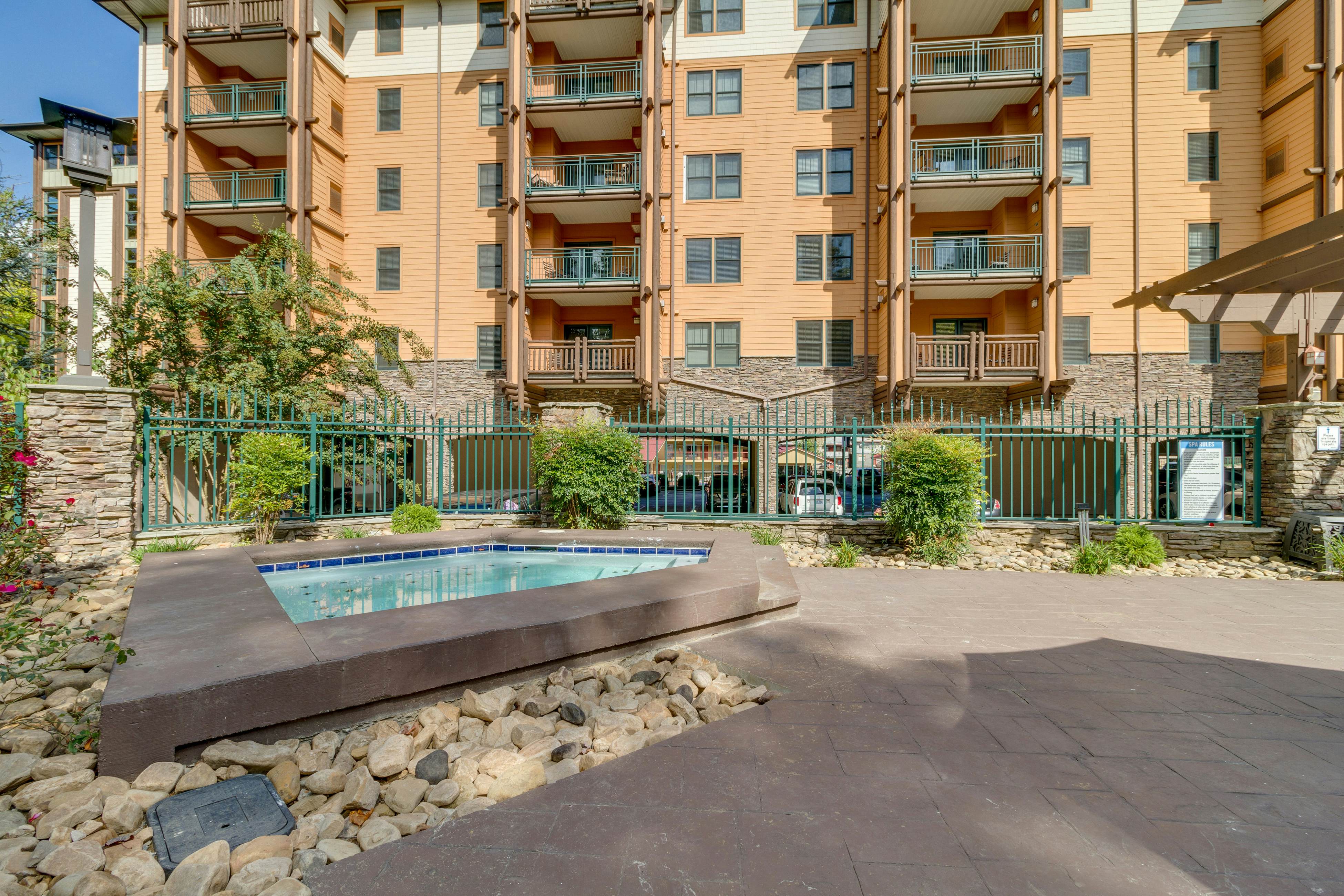 Comfortable Creekside Condo, Sleeps 8・Jetted Tub