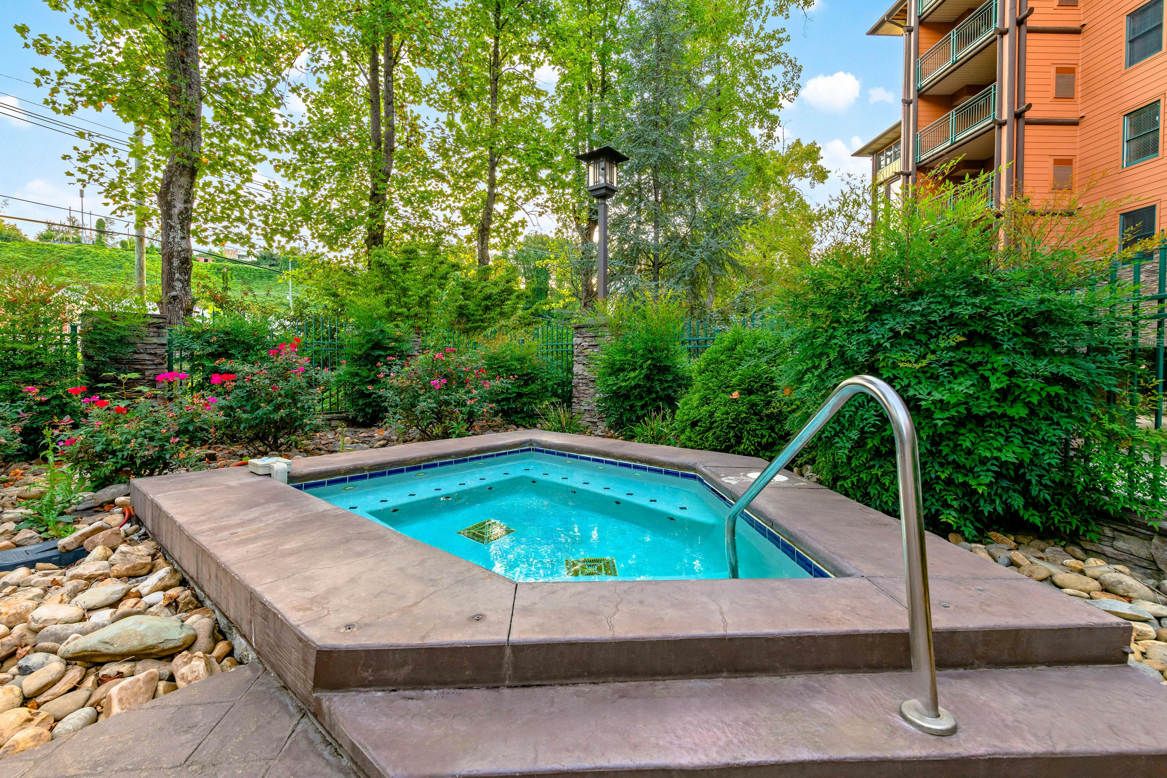 Comfortable Creekside Condo, Sleeps 8・Jetted Tub
