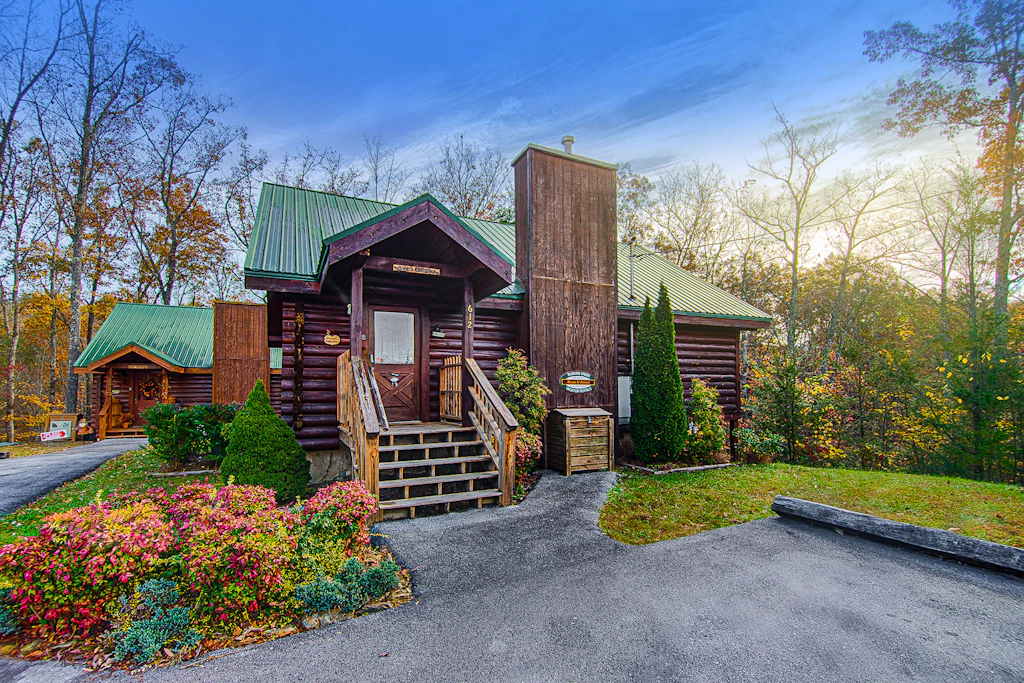 Spacious & Attractive Log Cabin, Sleeps 4, Hot Tub