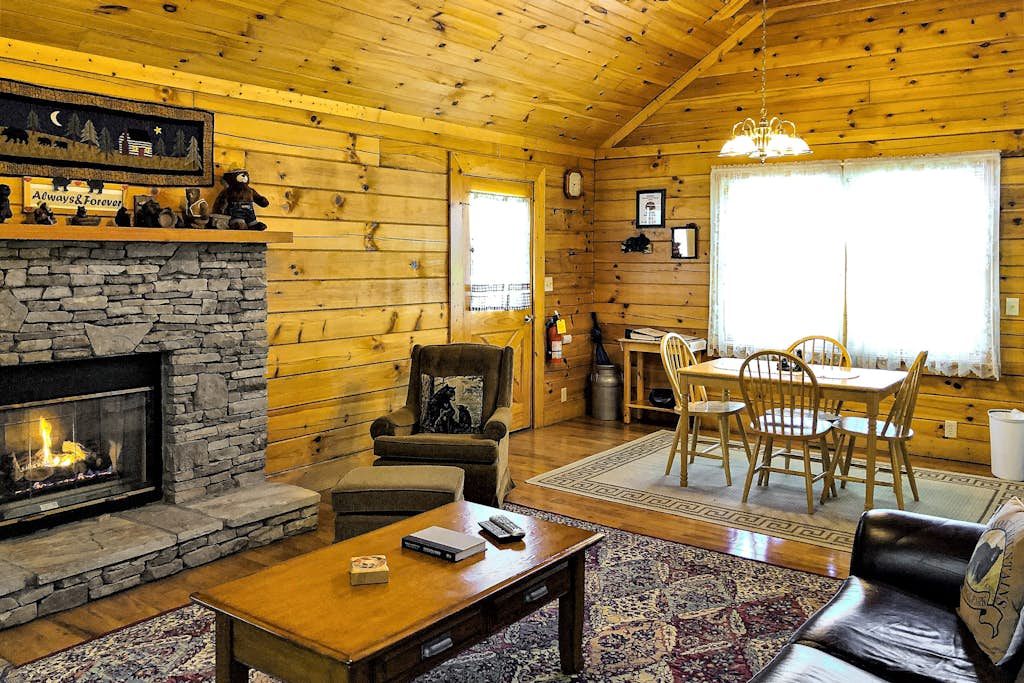 Spacious & Attractive Log Cabin, Sleeps 4, Hot Tub