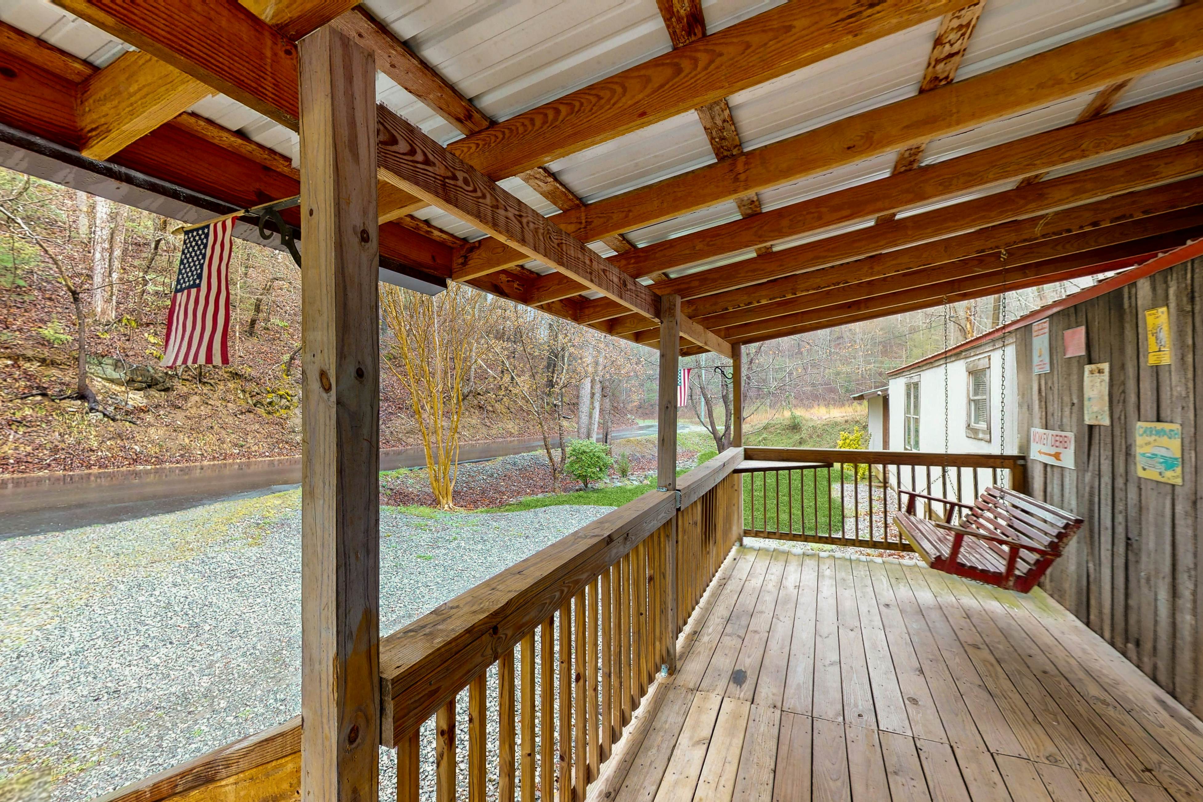 Cozy Country Home W Shaded Porch, Sleeps 7
