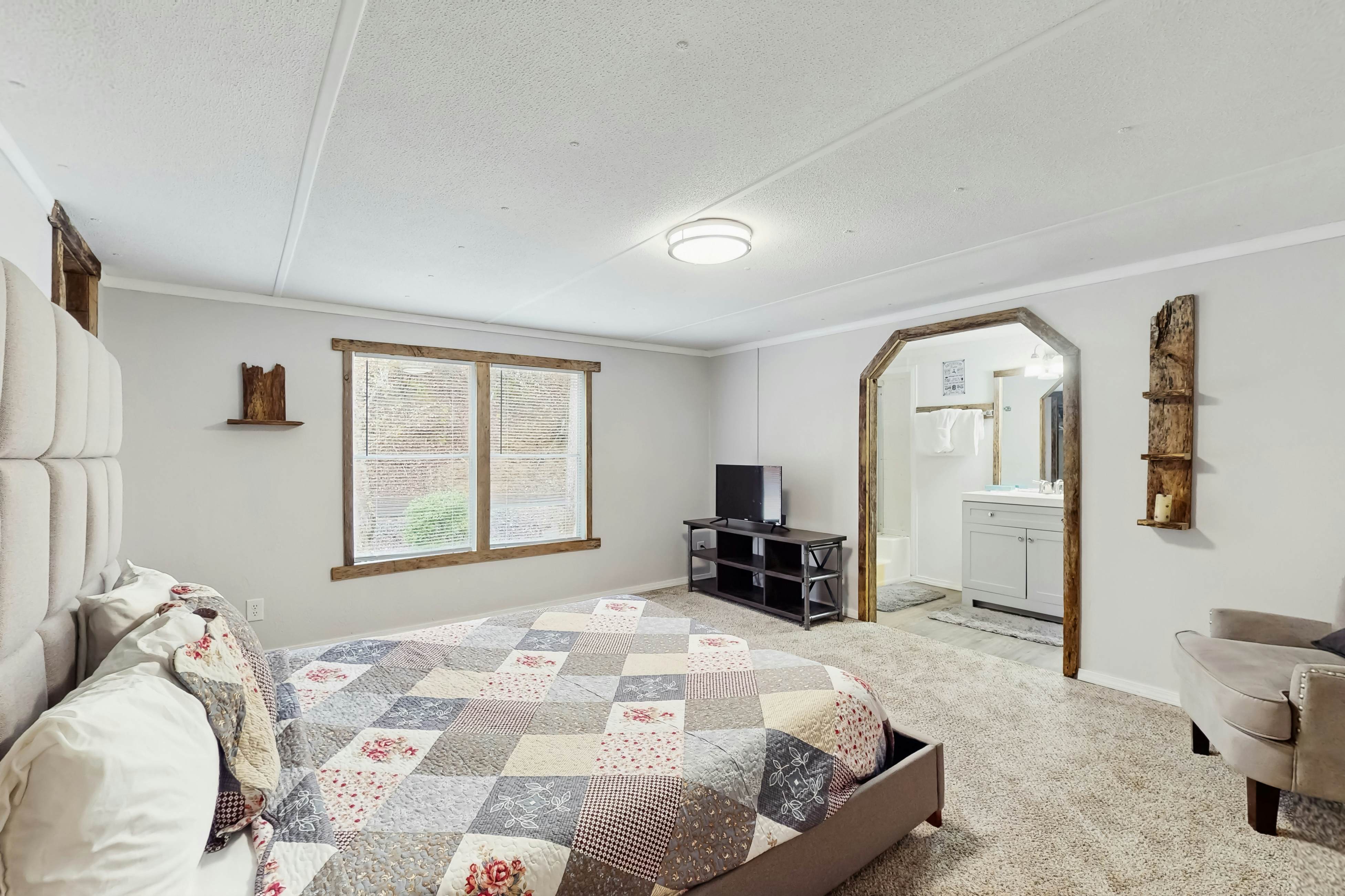 Cozy Country Home W Shaded Porch, Sleeps 7