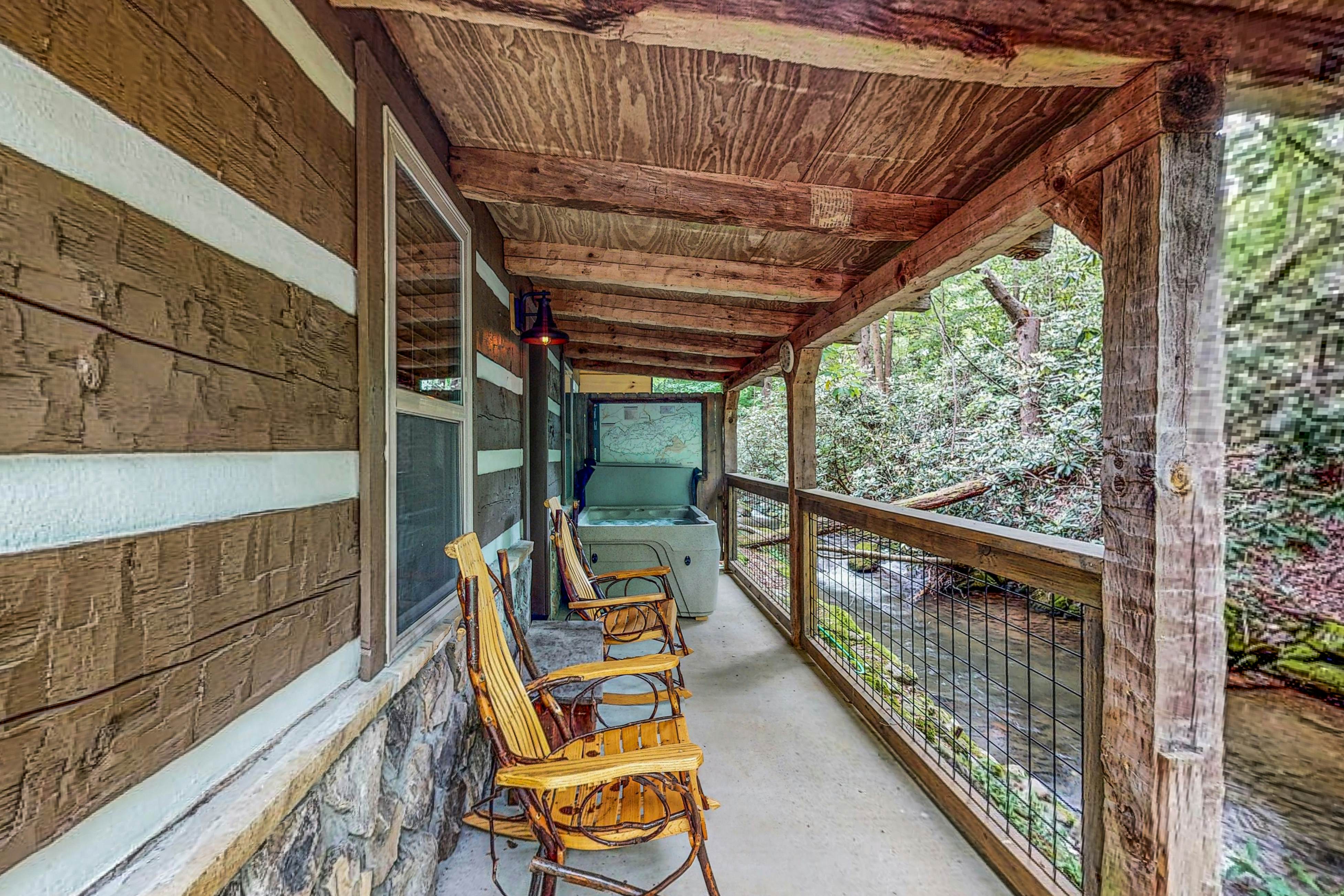 Charming Creek Front Cabin, Sleeps 4・Fire pit・Deck