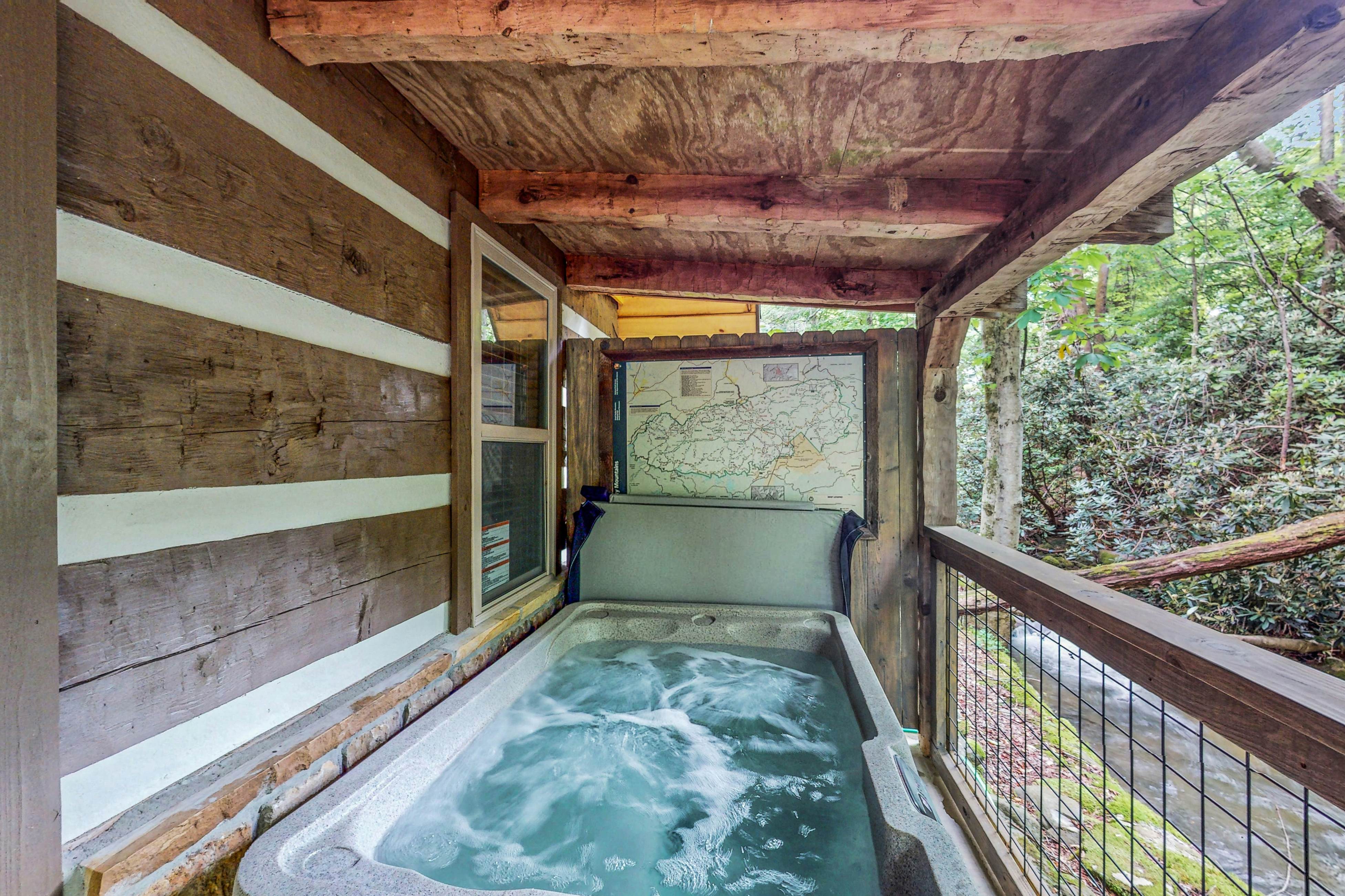 Charming Creek Front Cabin, Sleeps 4・Fire pit・Deck