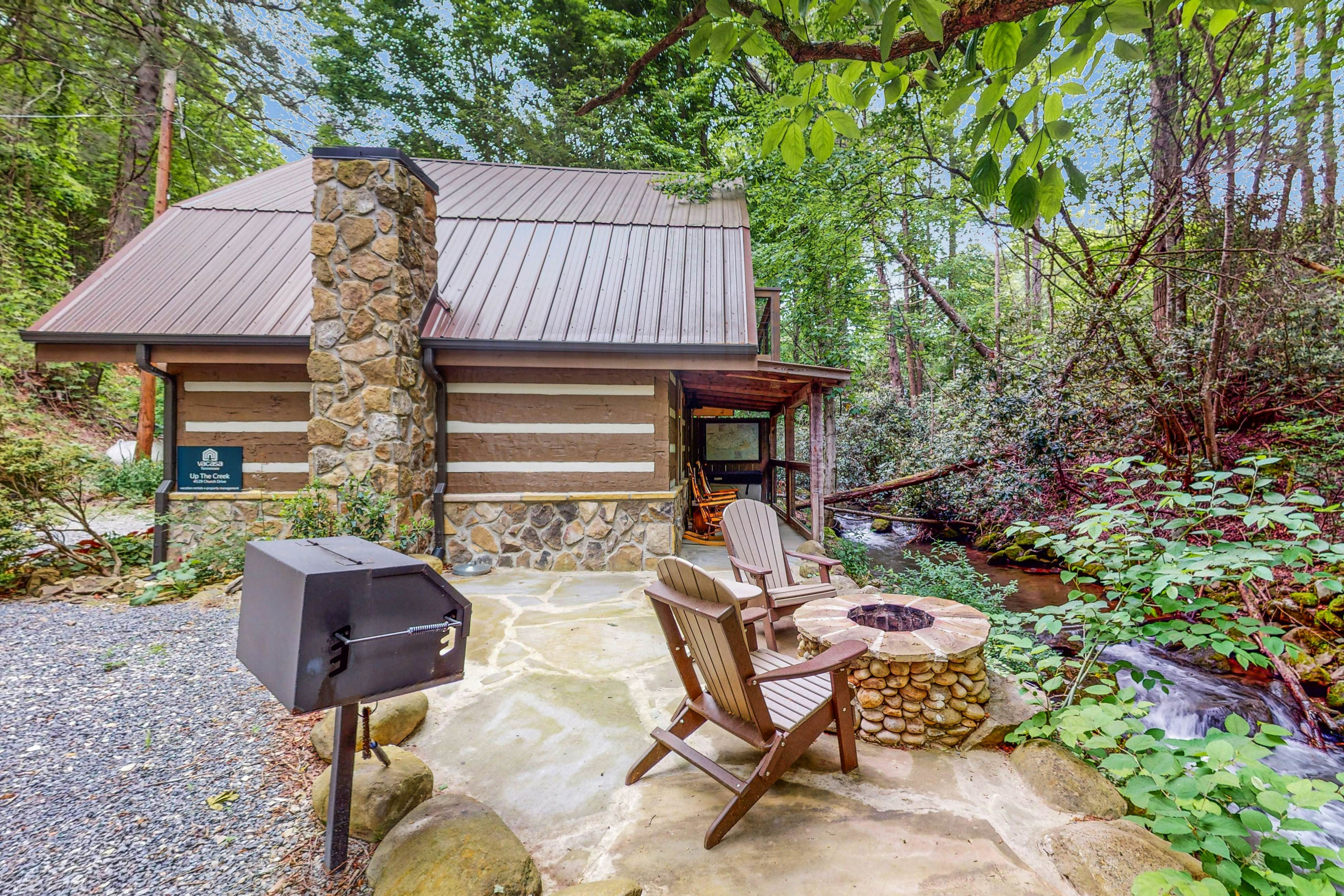 Charming Creek Front Cabin, Sleeps 4・Fire pit・Deck