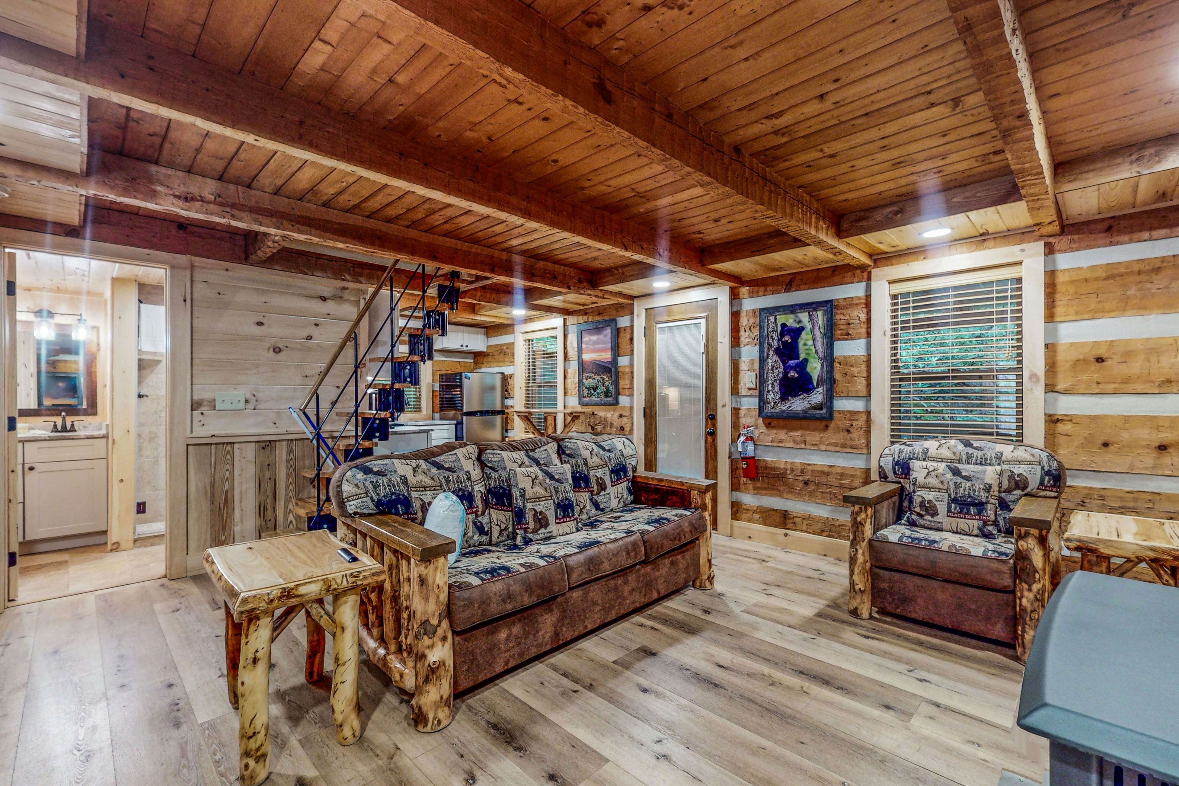 Charming Creek Front Cabin, Sleeps 4・Fire pit・Deck