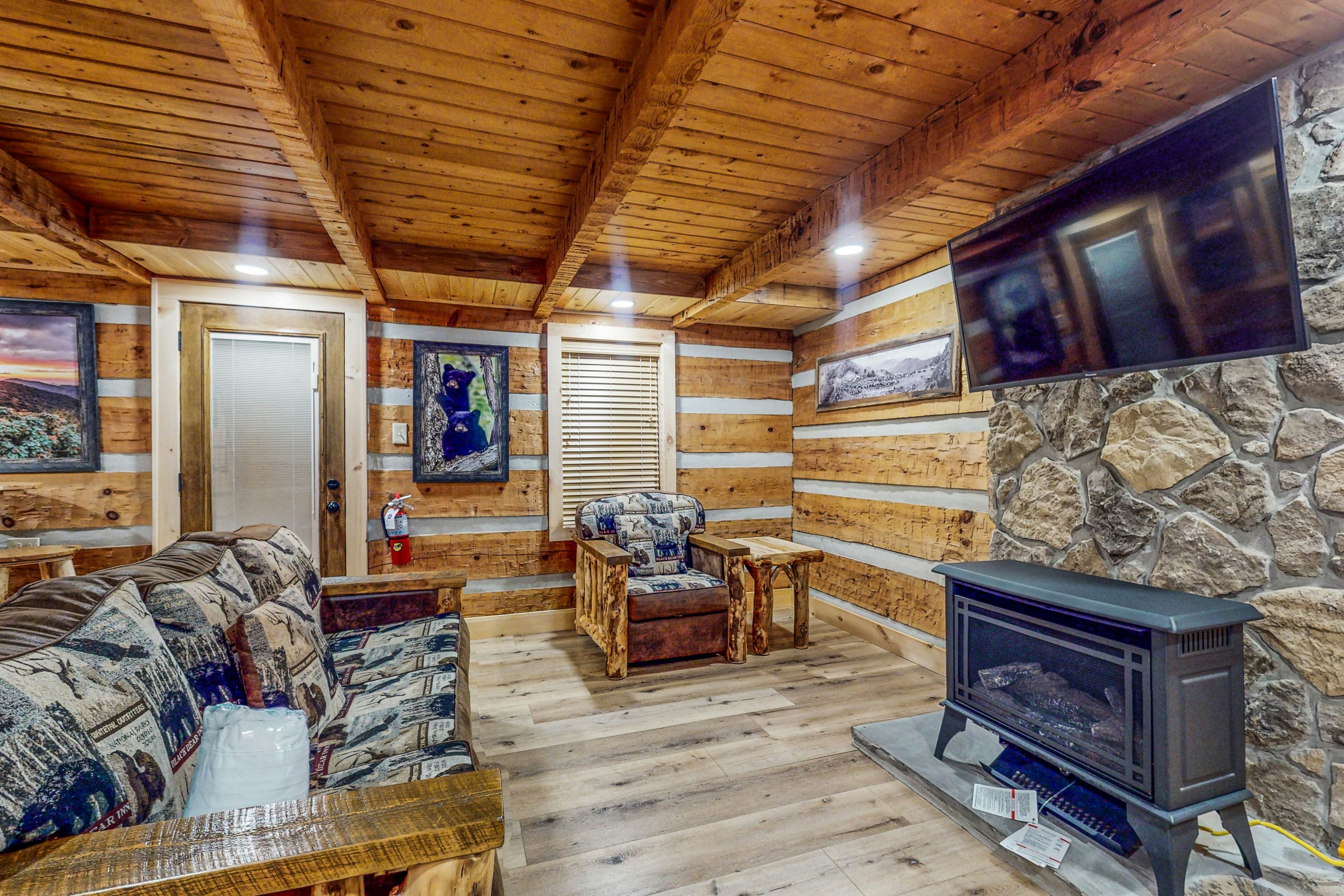 Charming Creek Front Cabin, Sleeps 4・Fire pit・Deck