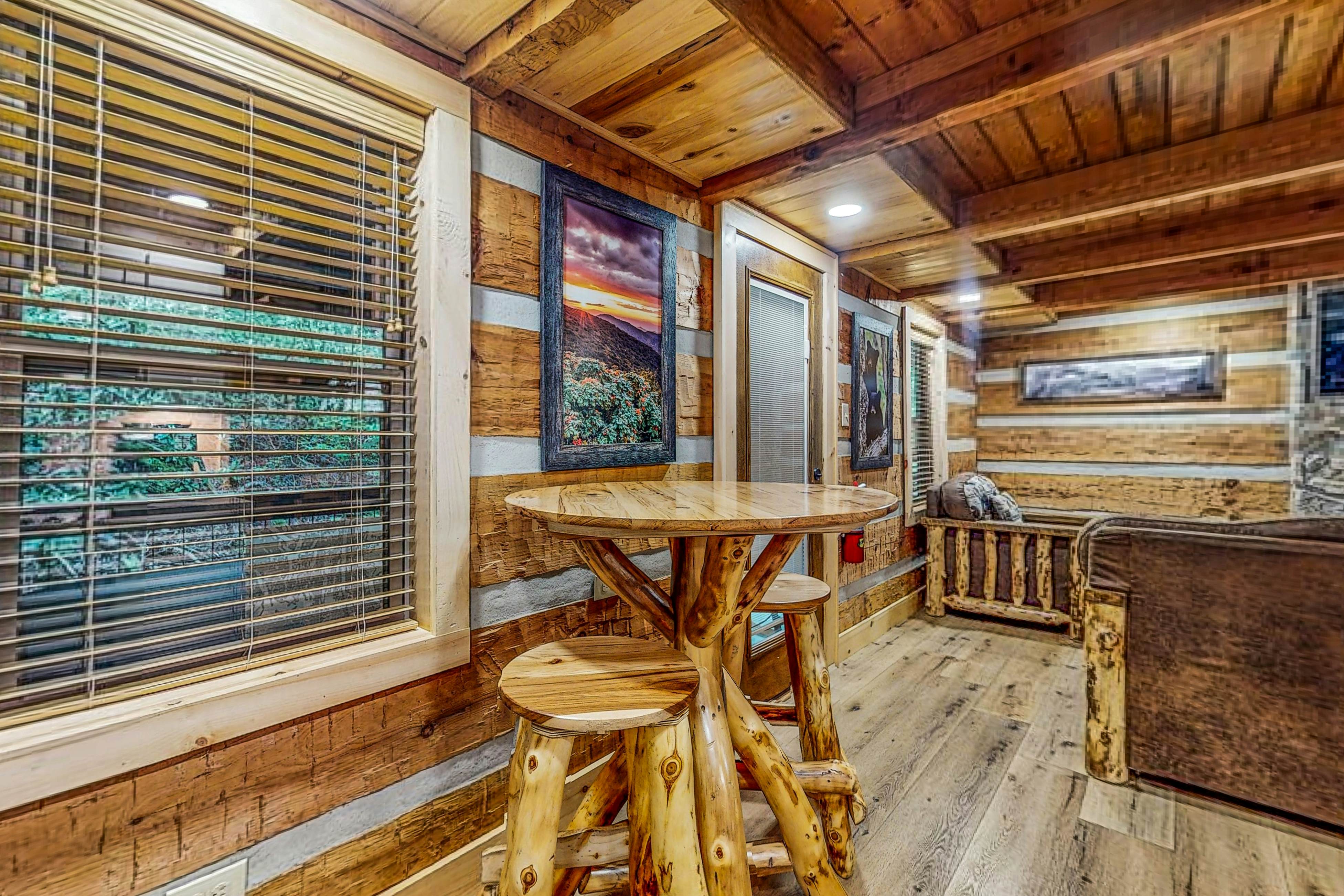 Charming Creek Front Cabin, Sleeps 4・Fire pit・Deck