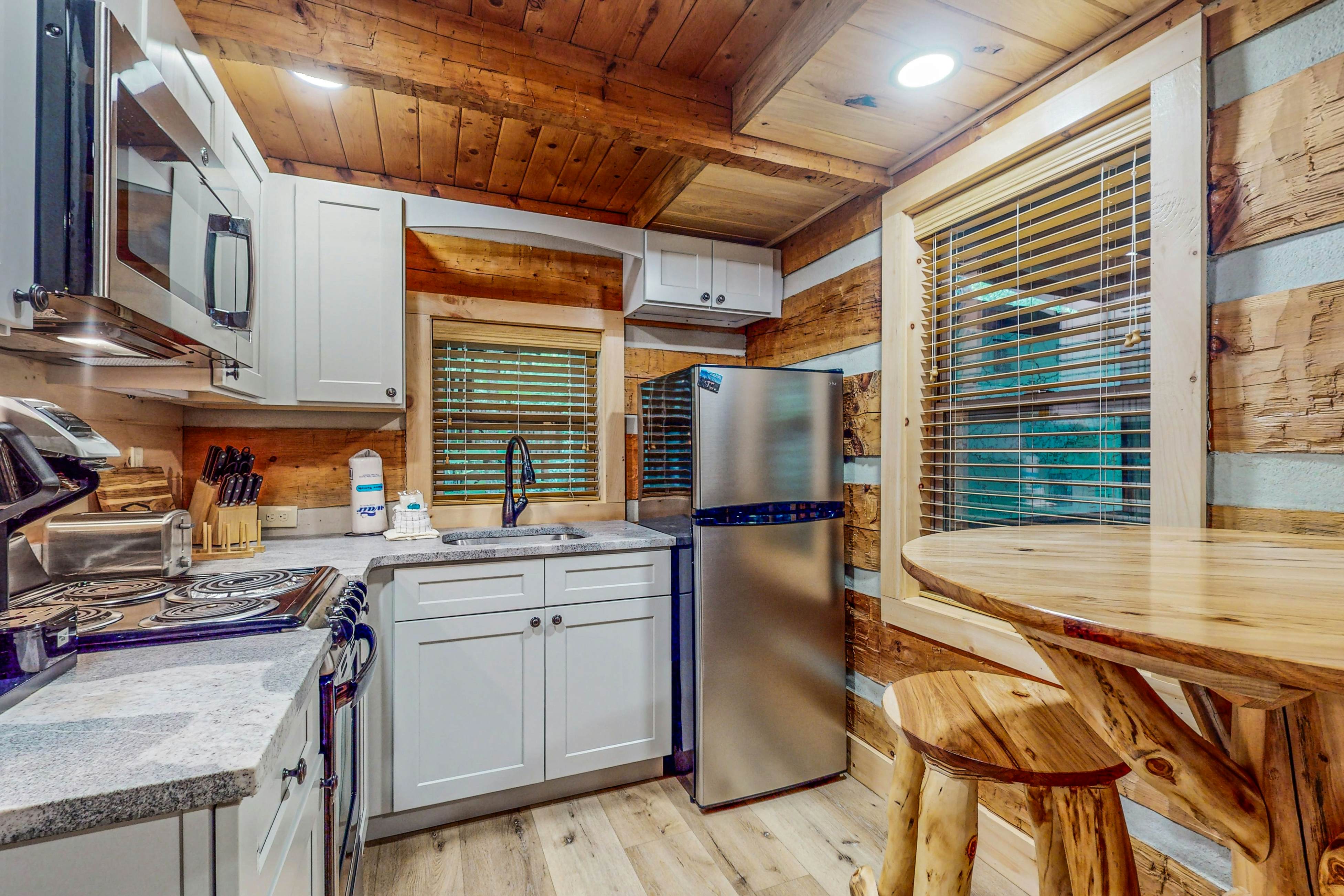 Charming Creek Front Cabin, Sleeps 4・Fire pit・Deck