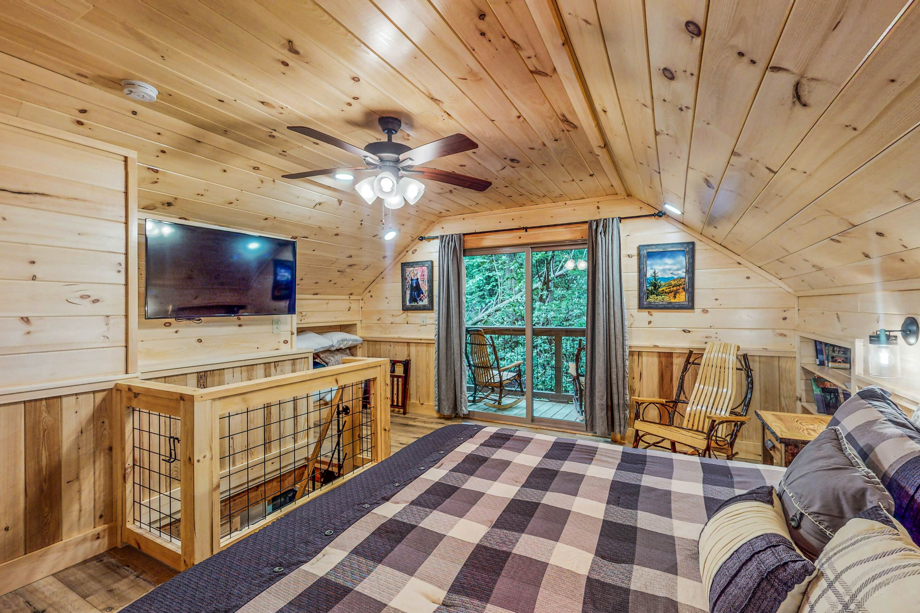 Charming Creek Front Cabin, Sleeps 4・Fire pit・Deck