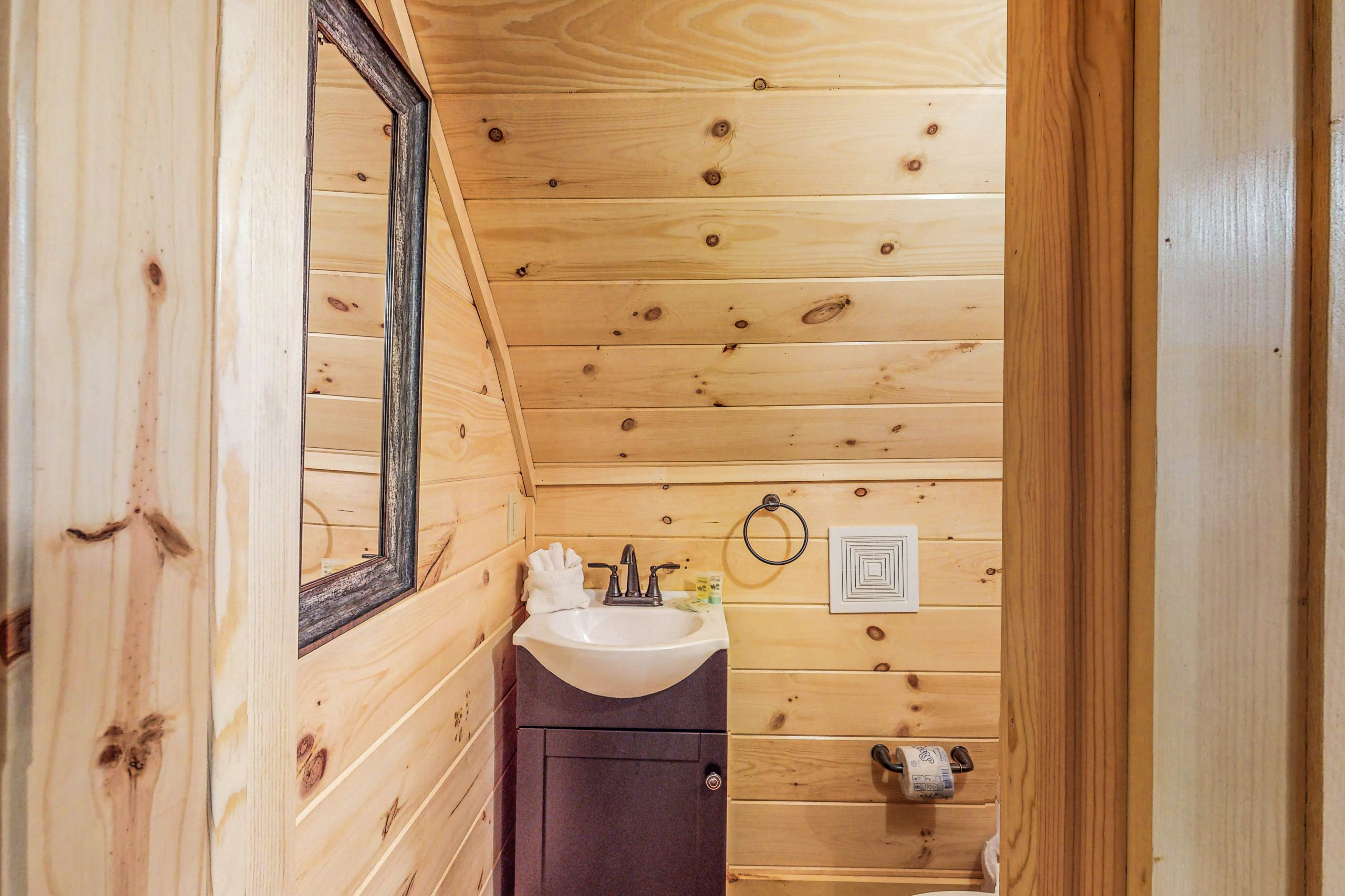 Charming Creek Front Cabin, Sleeps 4・Fire pit・Deck